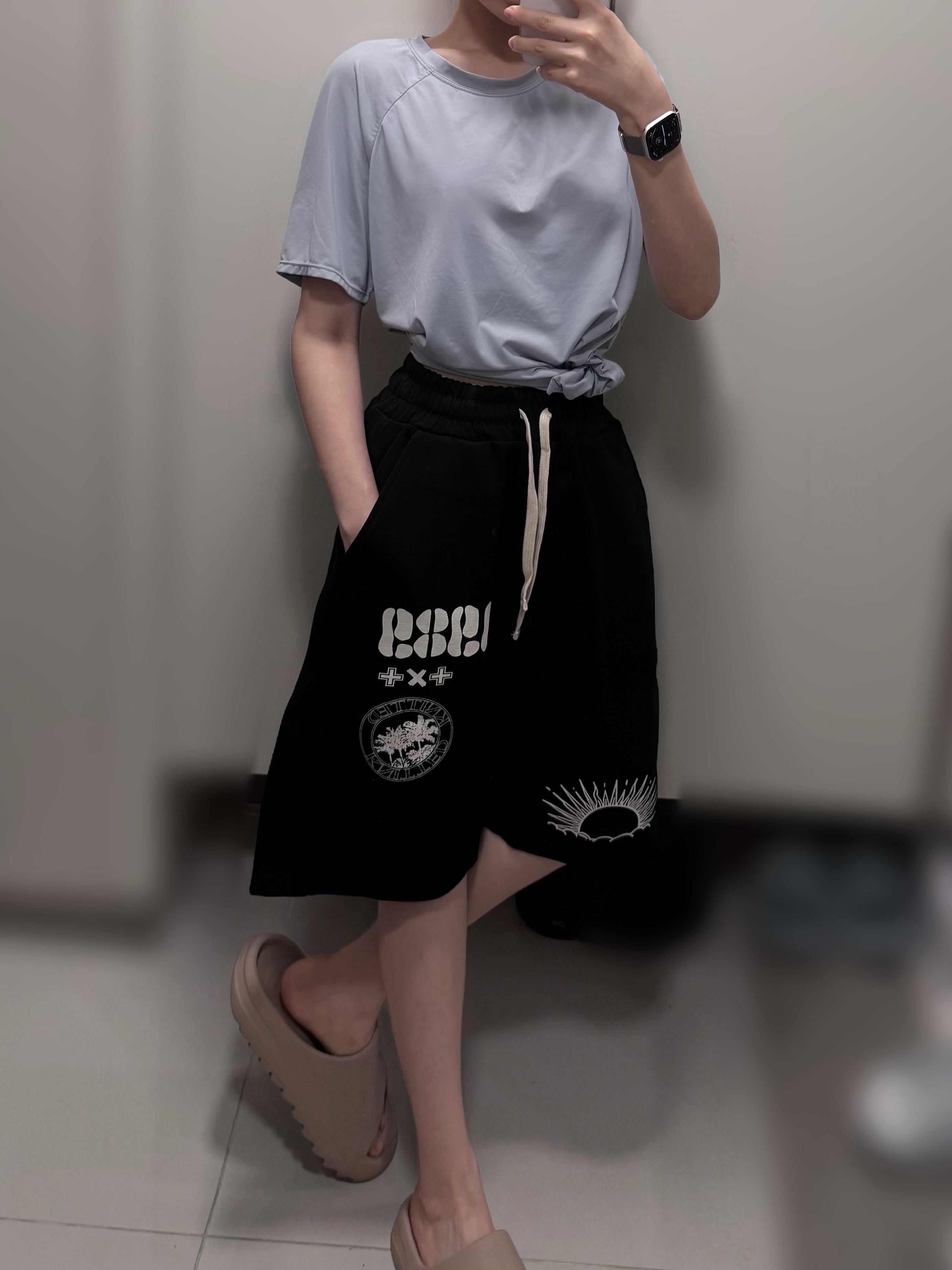[KREAM 단독] Knitted 1989 Sunrise Graphic Bermuda Half Pants Black, [KREAM 단독] Knitted 1989 Sunrise Graphic Bermuda Half Pants Melange Grey 착용 스타일 - 1