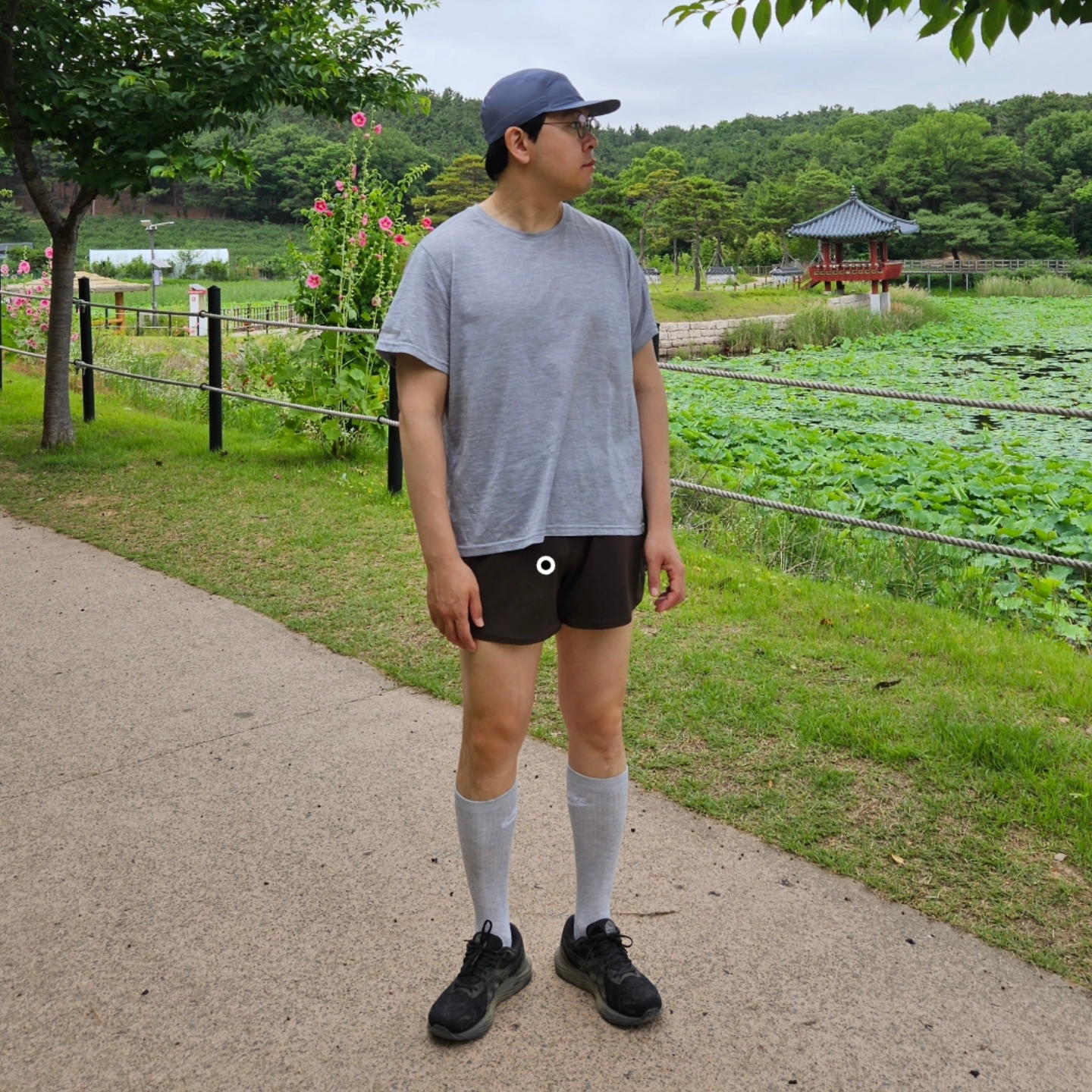 [KREAM 단독] runwhither Classic 3inch Shorts Brown, Arc'teryx Aerios 5 Panel Cap Stratus Black Sapphire 착용 스타일