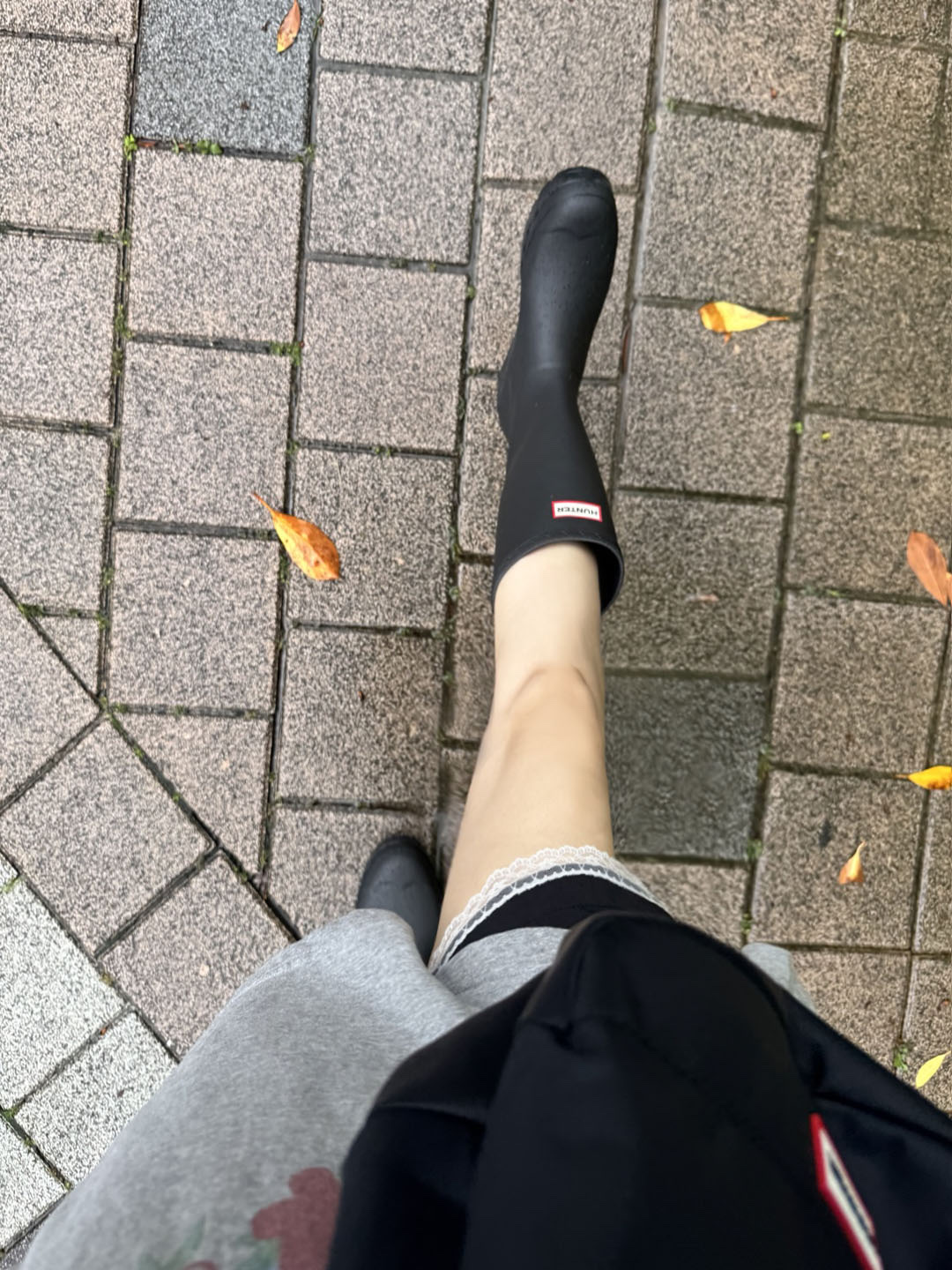 (W) Hunter Play Tall Wellington Rain Boots Black, Monamhee Creami Keyring Cream - KREAM Exclusive 착용 스타일 - 1