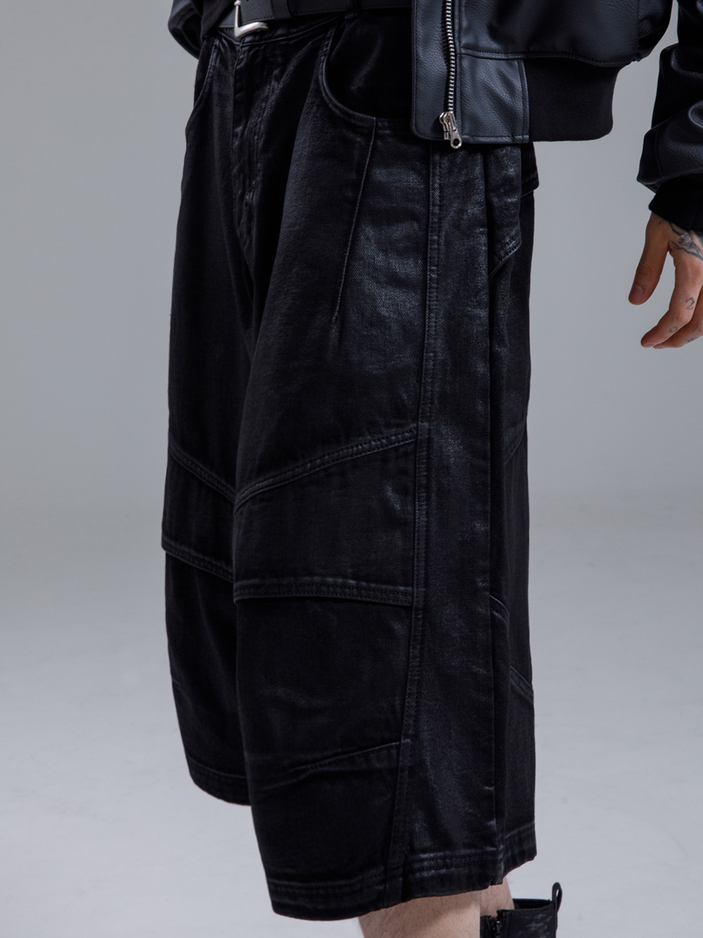 AX CONNECTION Curved Shell Panel Denim Bermuda Shorts Waxed Black 착용 스타일 - 3