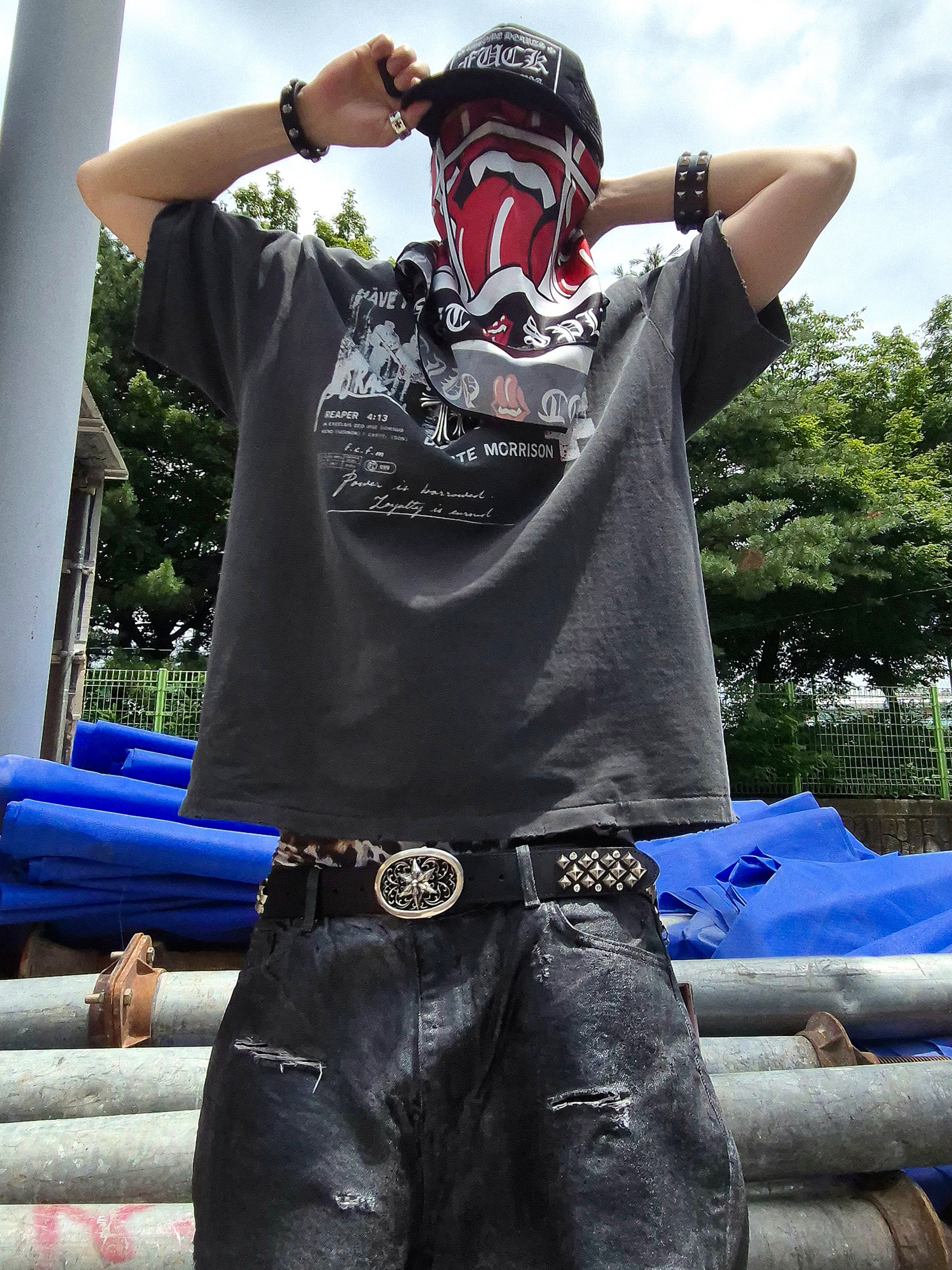 emostanceclub Multi Distressed Coating Jeans Black, Chrome Hearts Fuck Hollywood Trucker Hat Black 착용 스타일 - 3