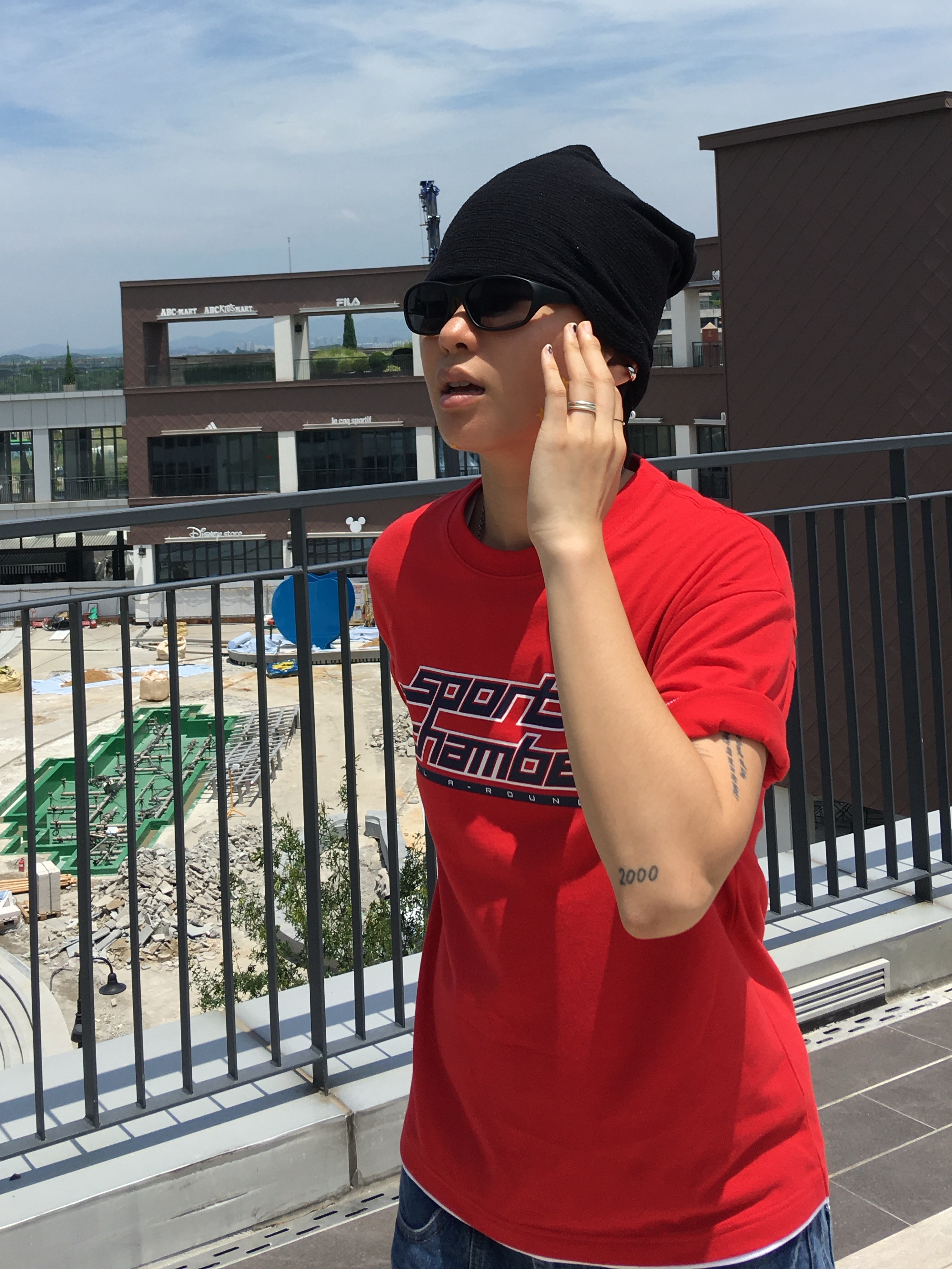 SPORT CHAMBER Pulse Logo T-Shirt Red 착용 스타일 - 2