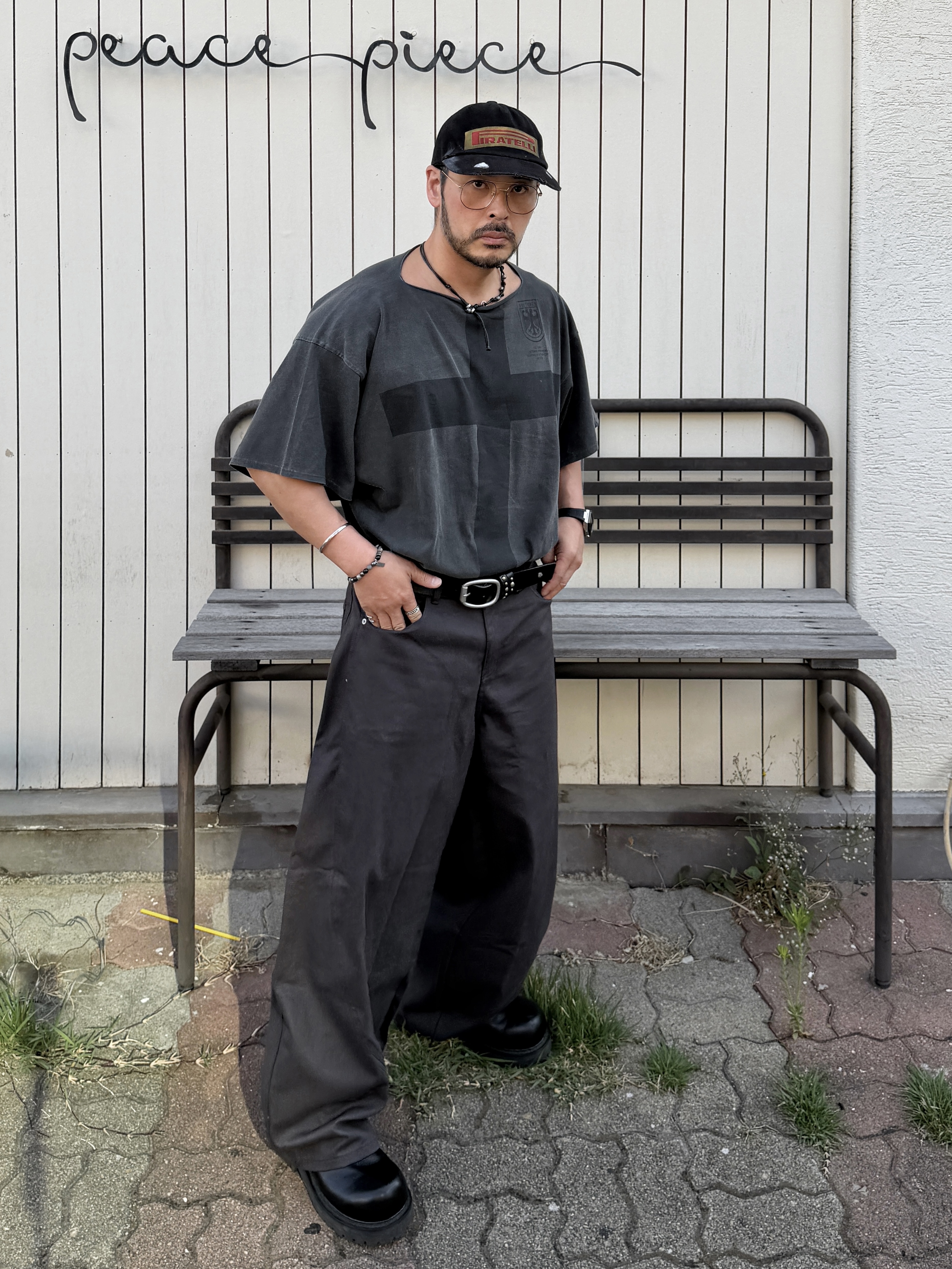 ¥$ Vultures Merch T-Shirt 1 Black - Korea Exclusive, Vacant Archive Ruta Steel Standard Belt Black 착용 스타일 - 3