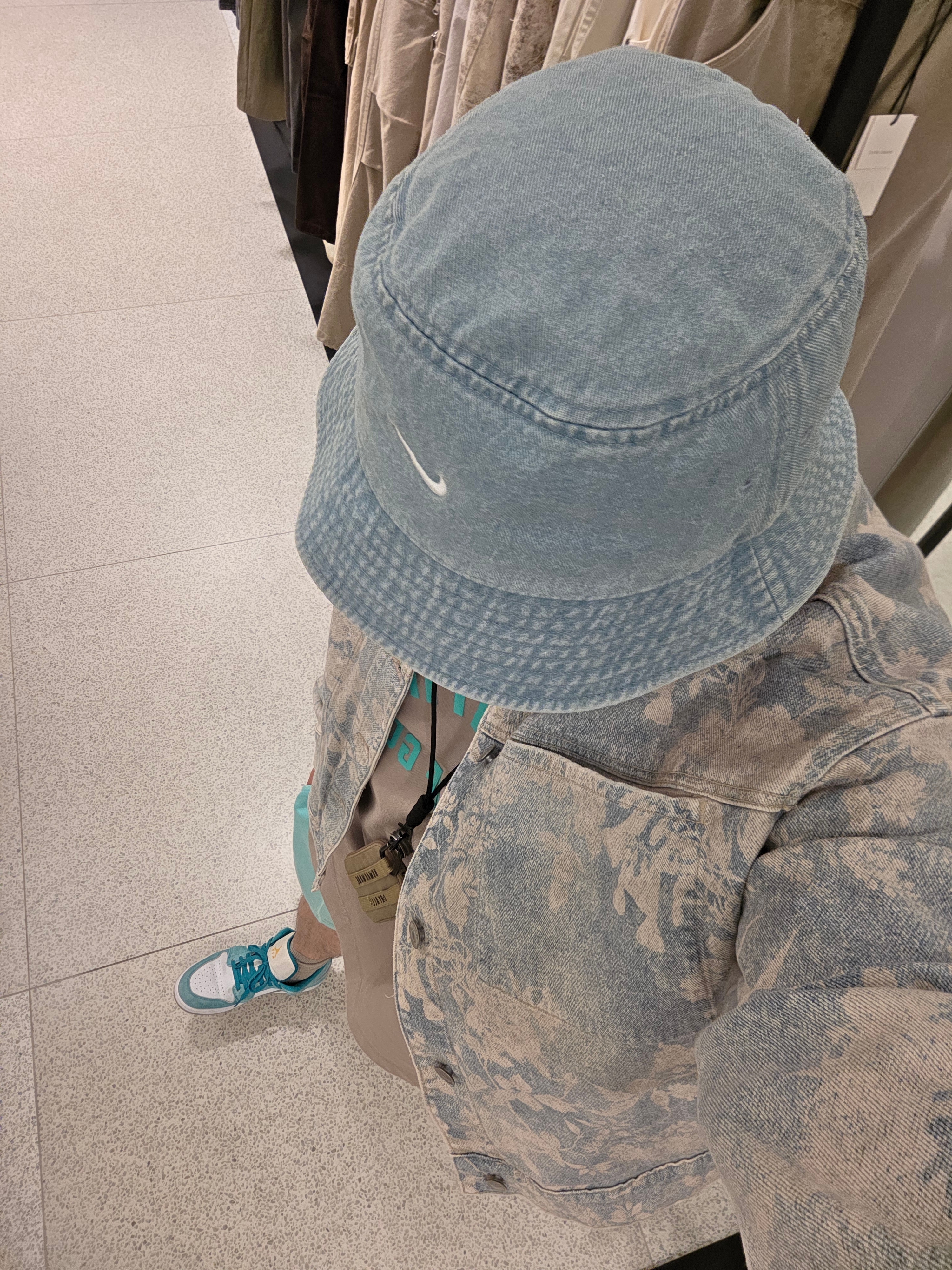 Nike Apex Denim Bucket Hat Aegean Storm Thunder Blue, Jordan 1 Low SE New Emerald 착용 스타일 - 2