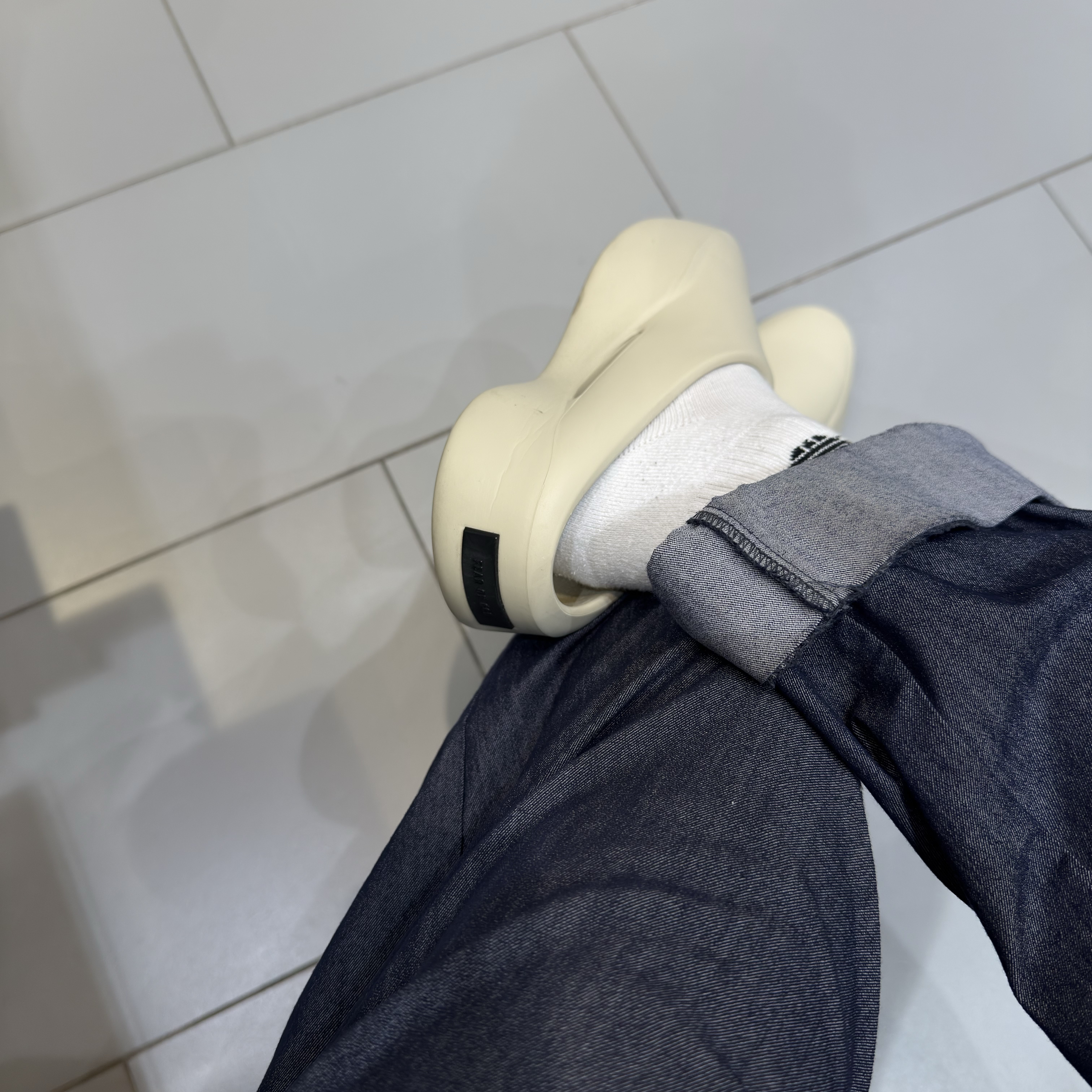 Fear of God EVA Runner Bone, Nike Everyday Lightweight Training Low Socks White (3 Pack/Korean Ver.) 착용 스타일 - 3