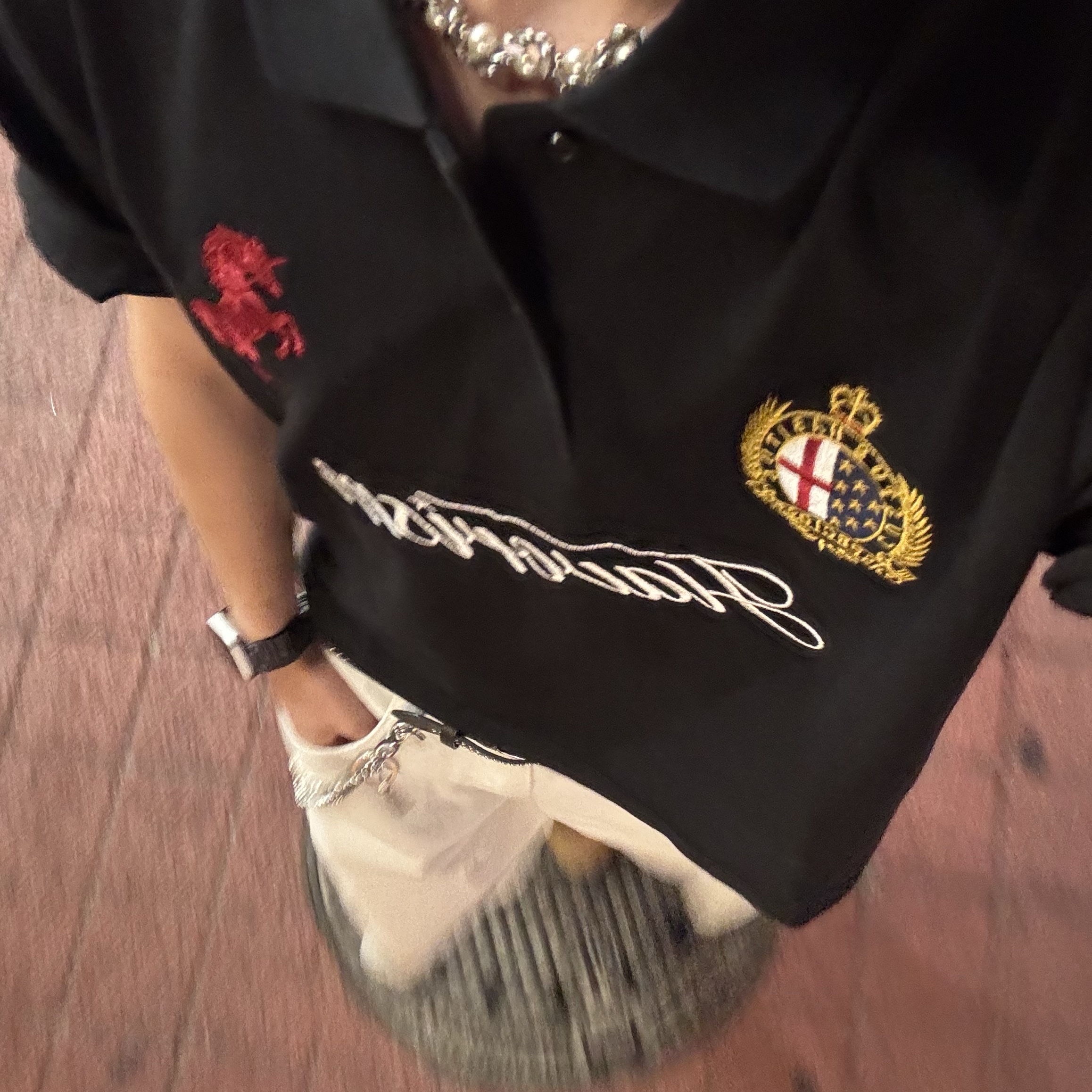 Flavorism Red Horse Pique Shirt Black 착용 스타일 - 1