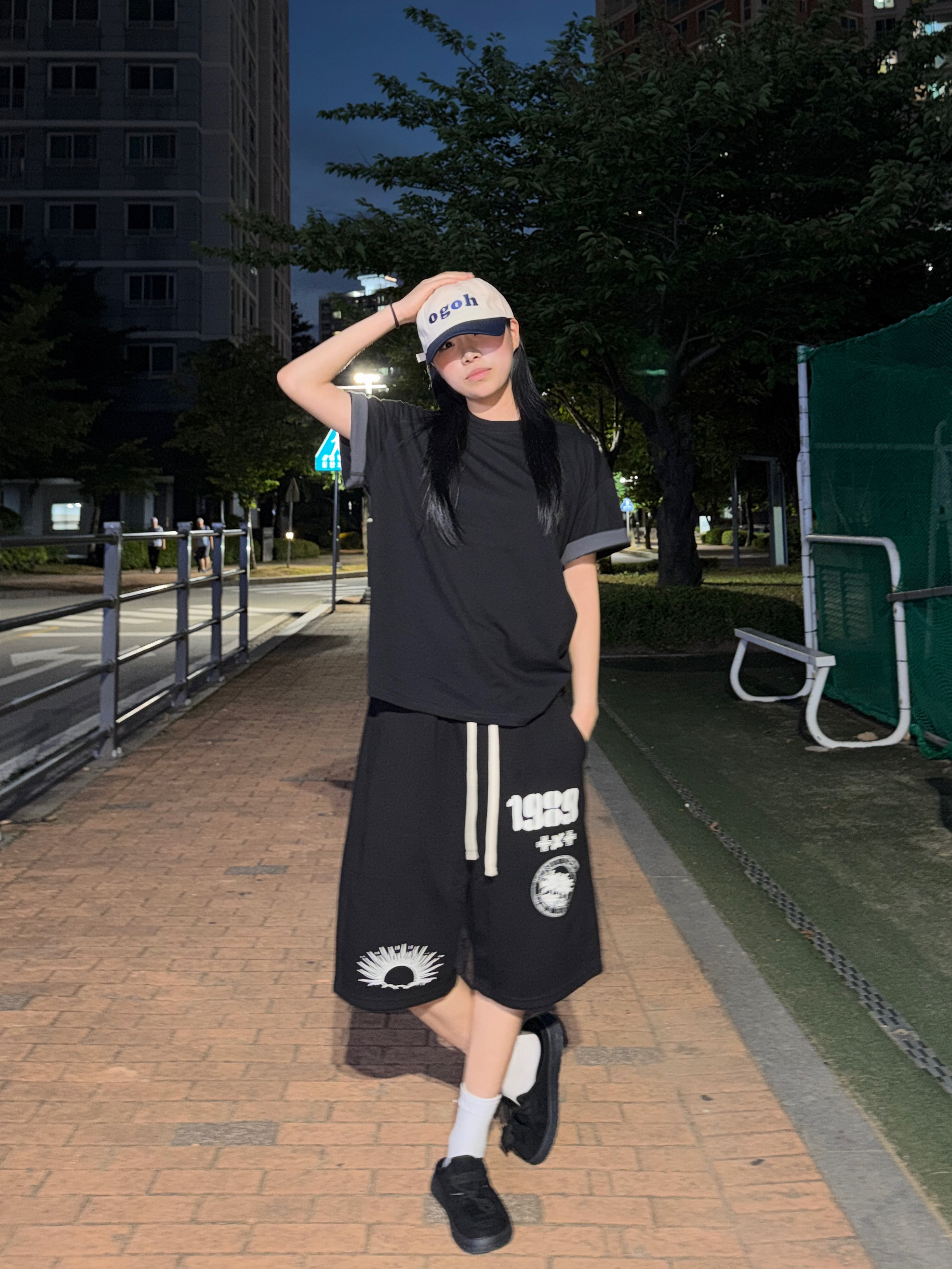 [KREAM 단독] Knitted 1989 Sunrise Graphic Bermuda Half Pants Black 착용 스타일 - 2