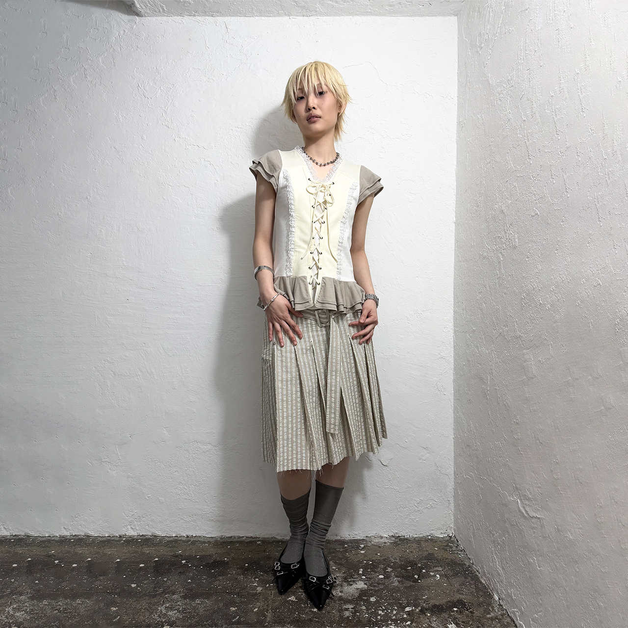 스틸레써디 코르셋 플레어 티셔츠: 베이지(Still Lethardy Corset Flared T-shirt: Beige) - 6