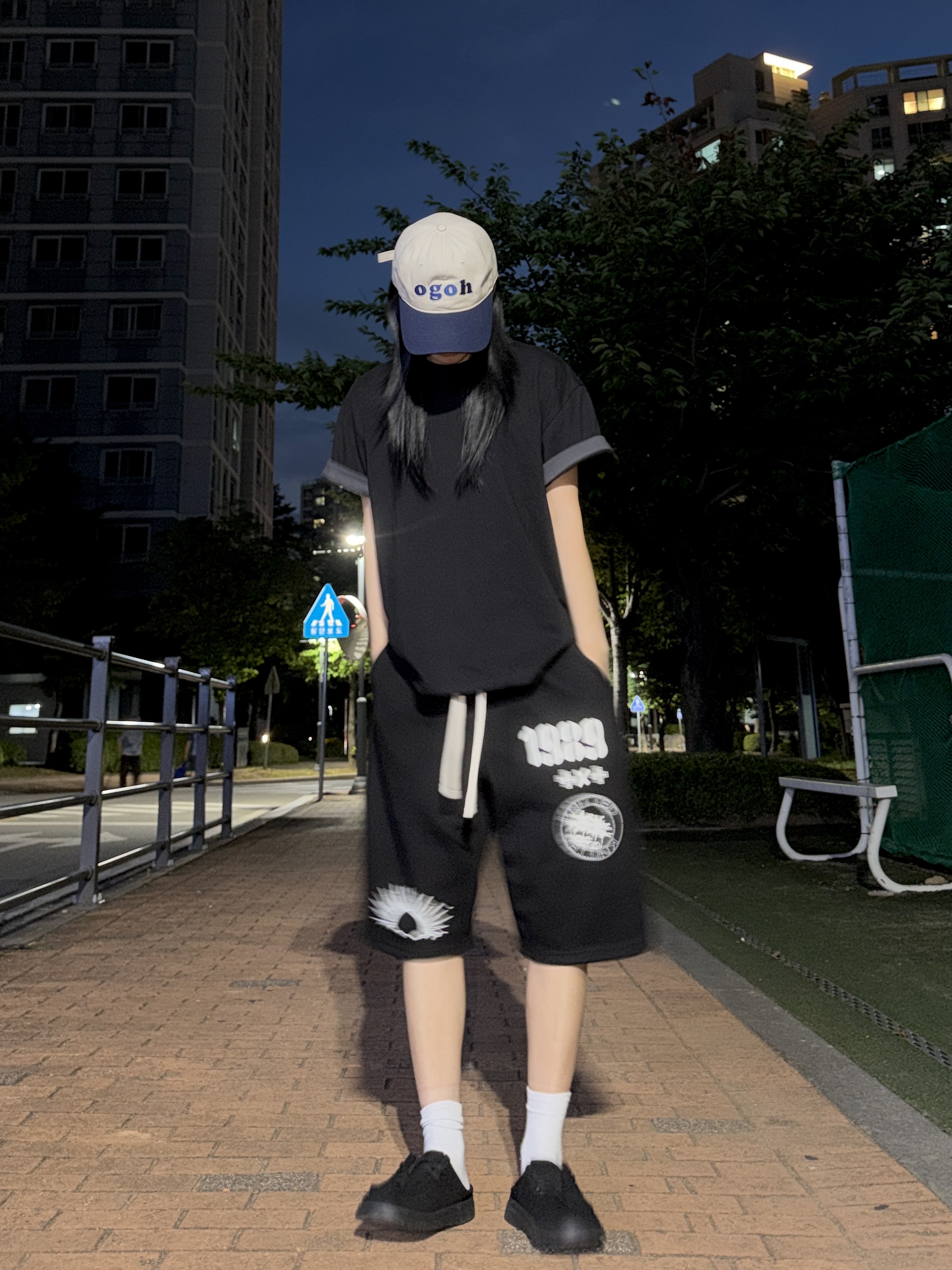 [KREAM 단독] Knitted 1989 Sunrise Graphic Bermuda Half Pants Black 착용 스타일 - 6