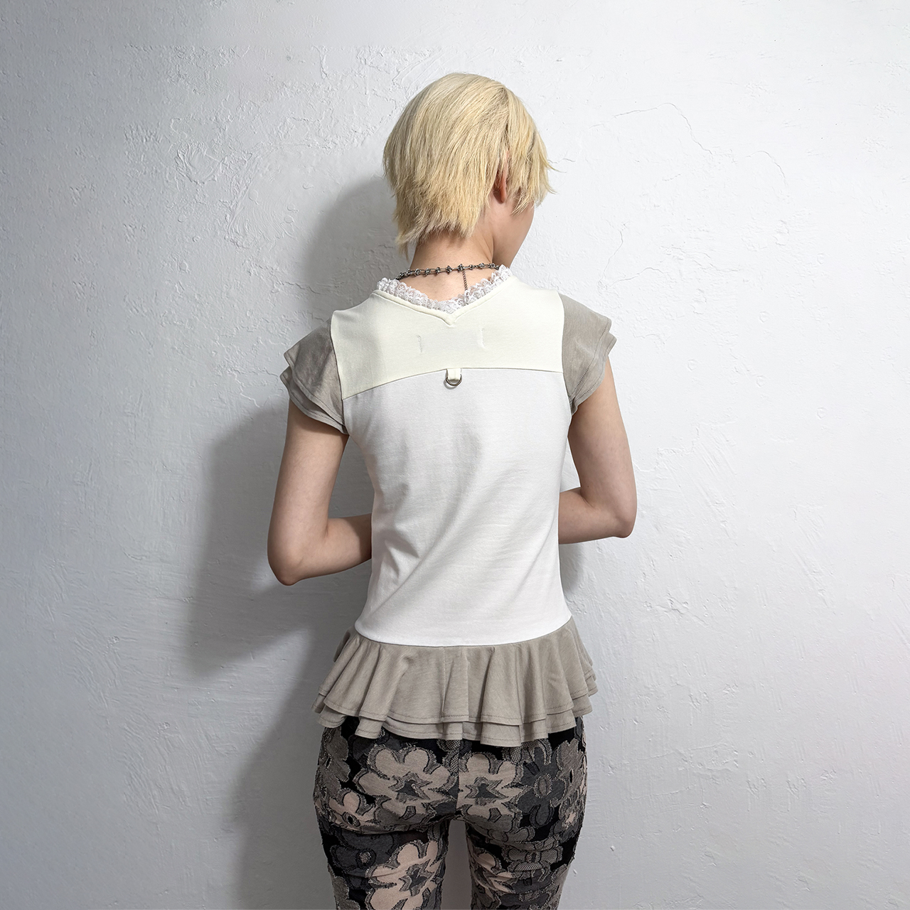 스틸레써디 코르셋 플레어 티셔츠: 베이지(Still Lethardy Corset Flared T-shirt: Beige) - 5