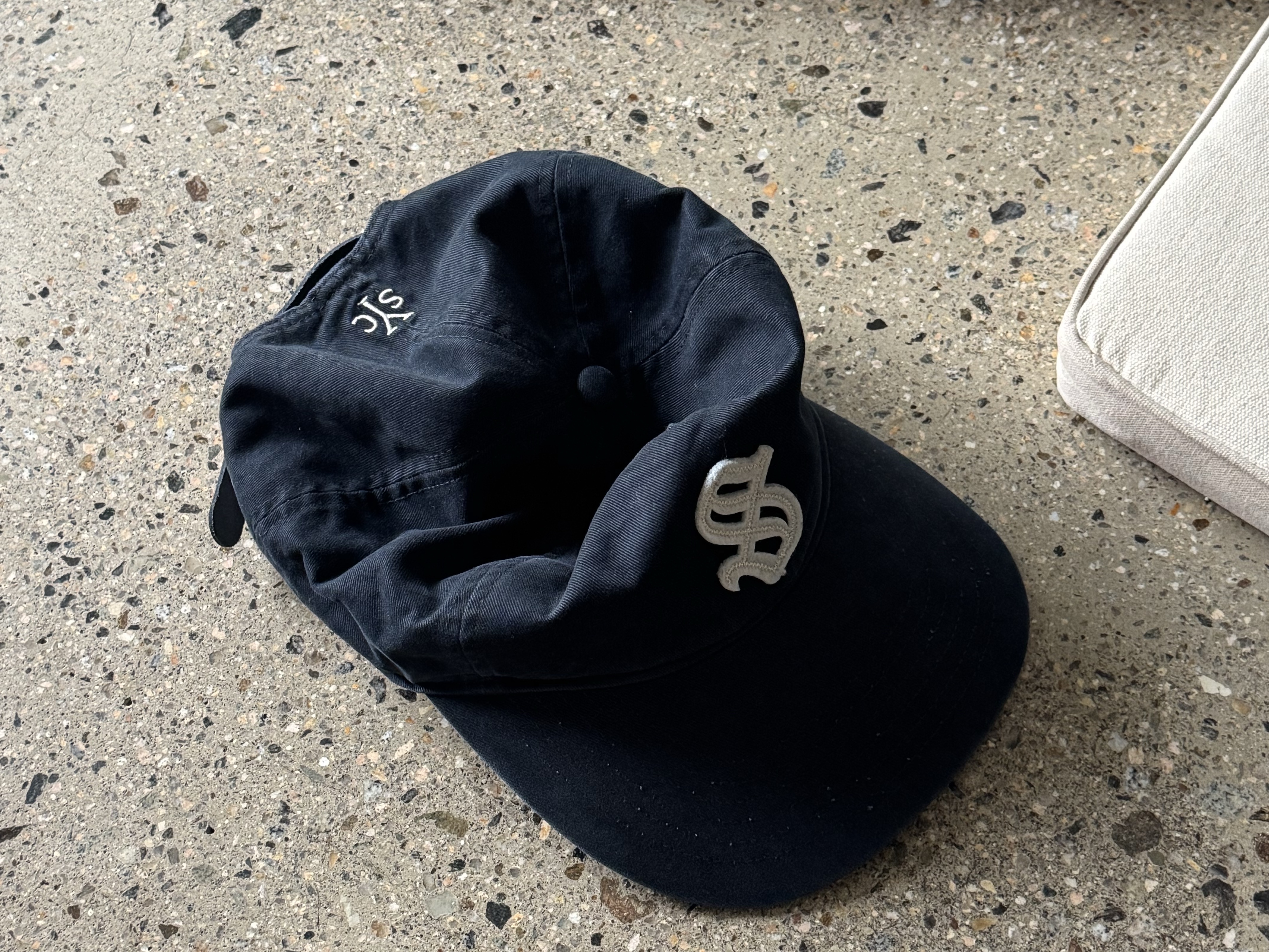 [예약 배송] Sunday Ceremony Old English Vintage Logo Cap - Blue, [예약 배송] Sunday Ceremony Old English Vintage Logo Cap - Lavender 착용 스타일 - 3