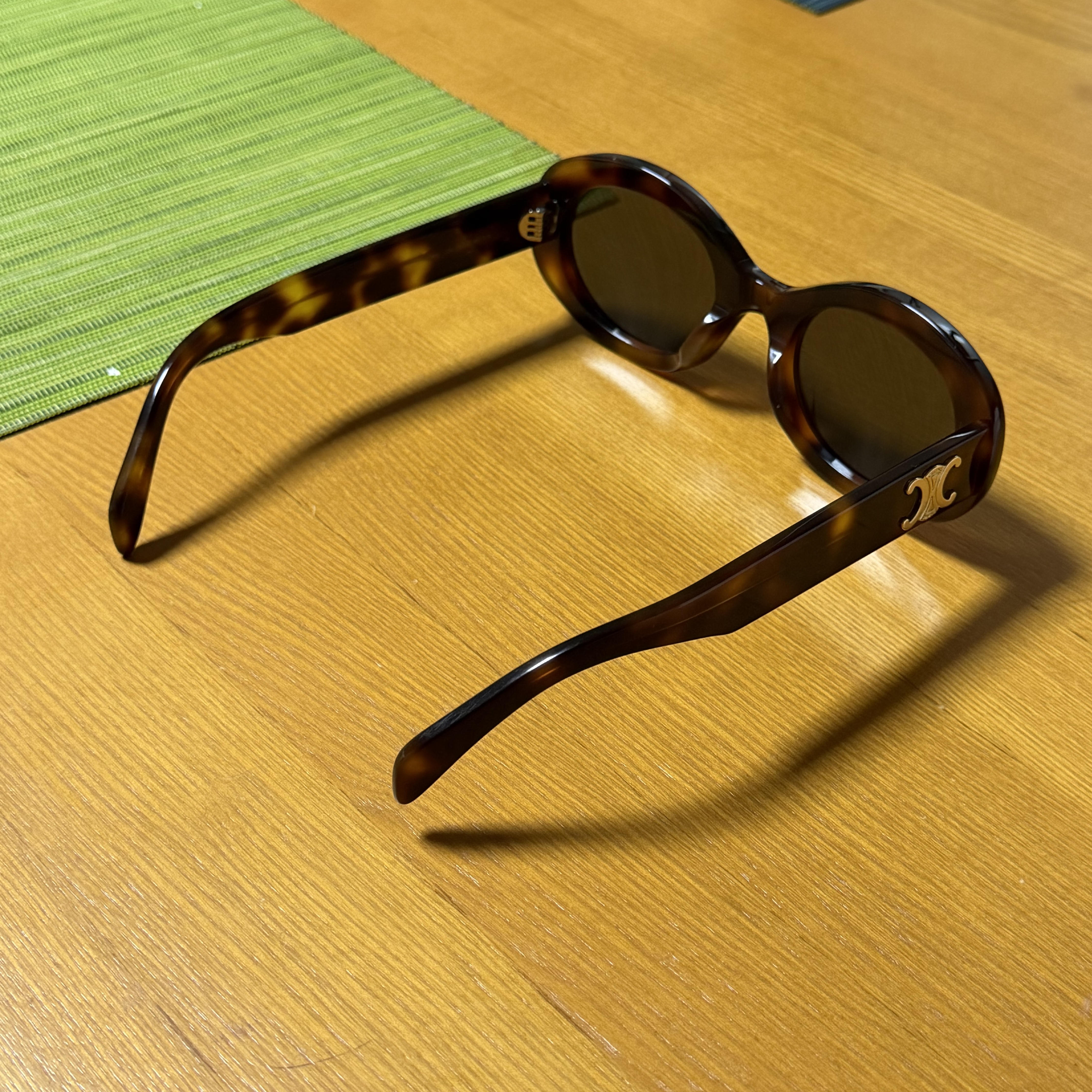 (W) Celine Triomphe 01 Sunglasses in Acetate Blonde Havana 착용 스타일 - 2