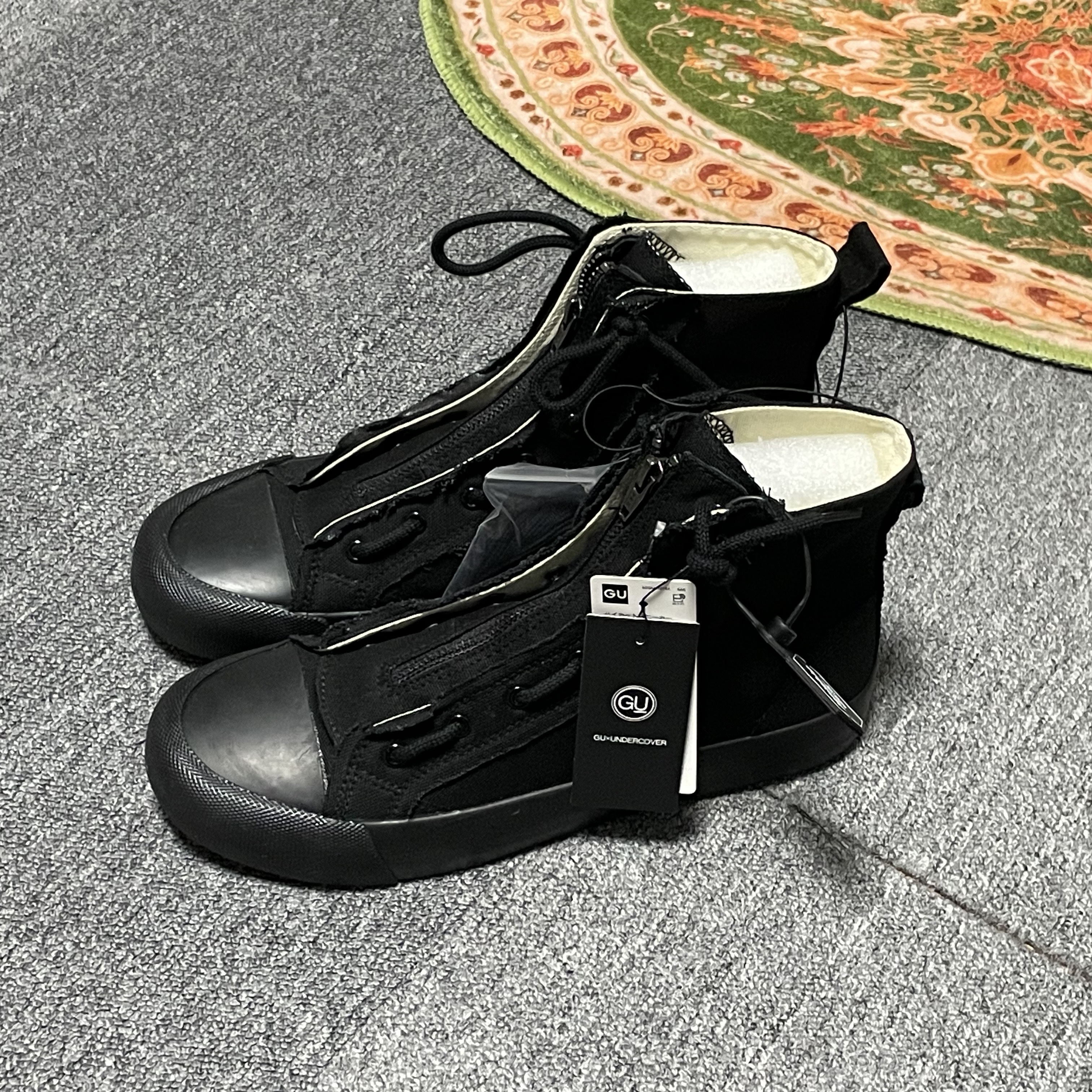 GU x Undercover High-Top Sneakers Black 착용 스타일