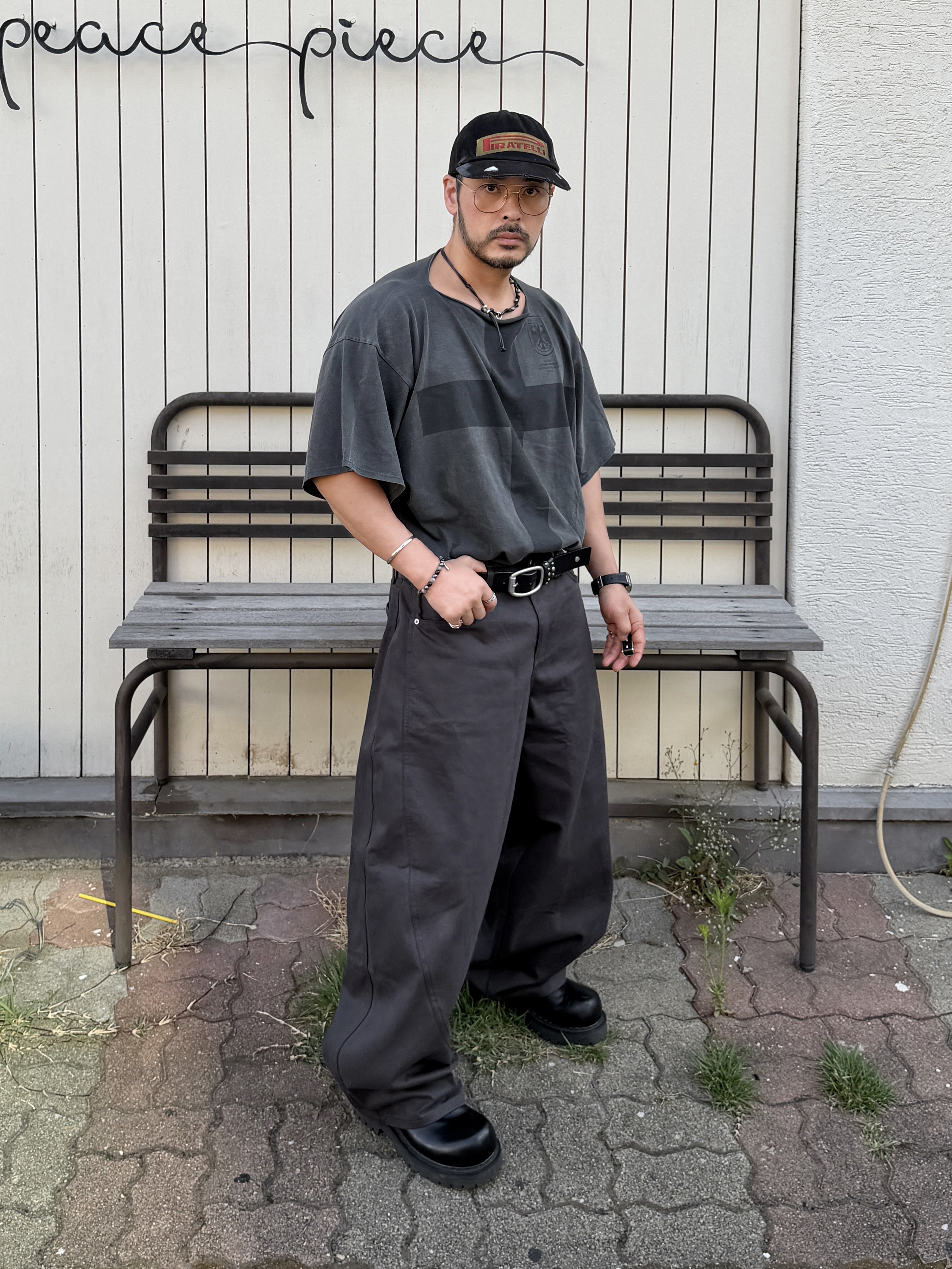 ¥$ Vultures Merch T-Shirt 1 Black - Korea Exclusive, Vacant Archive Ruta Steel Standard Belt Black 착용 스타일 - 7
