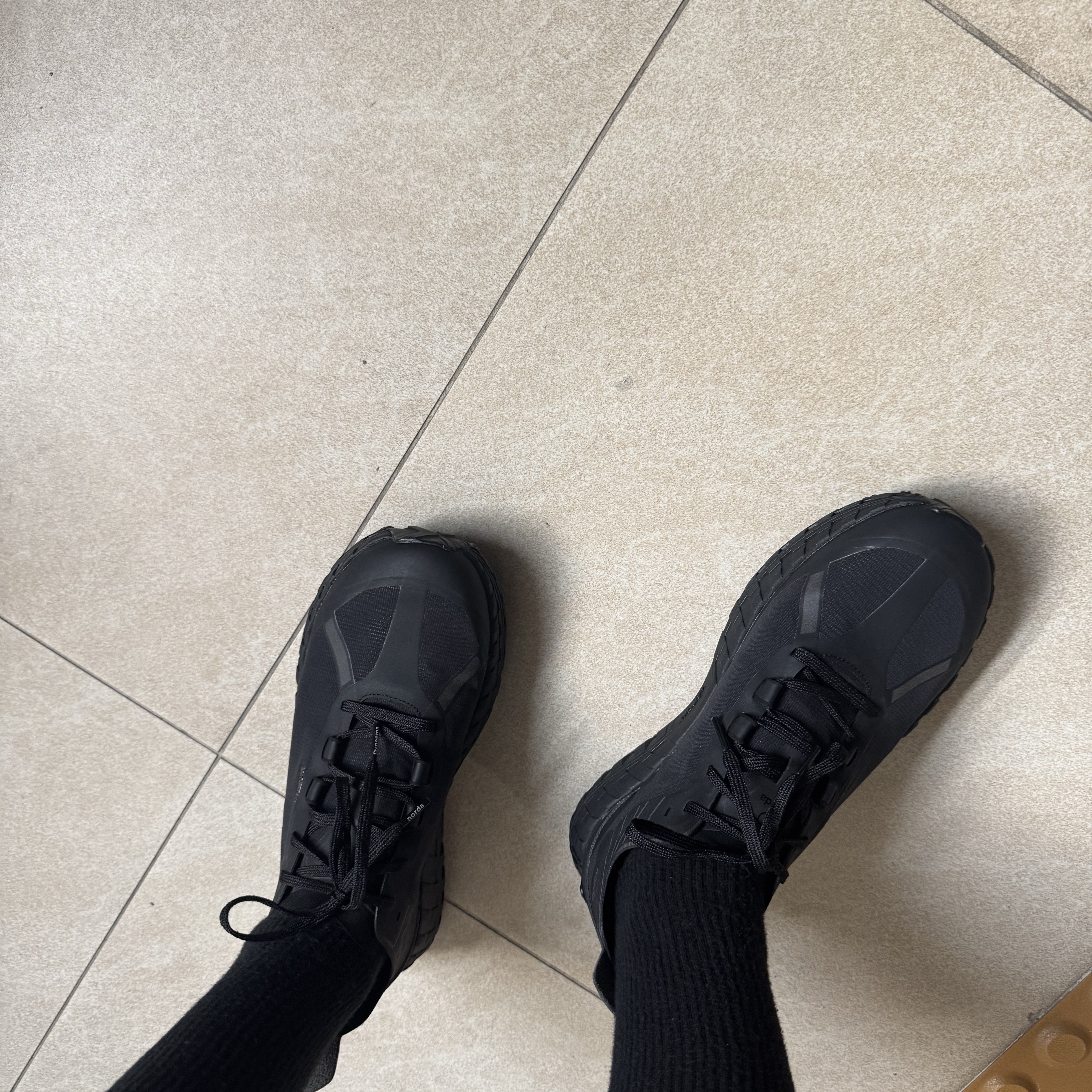 Norda 001/A Stealth Black 착용 스타일 - 3