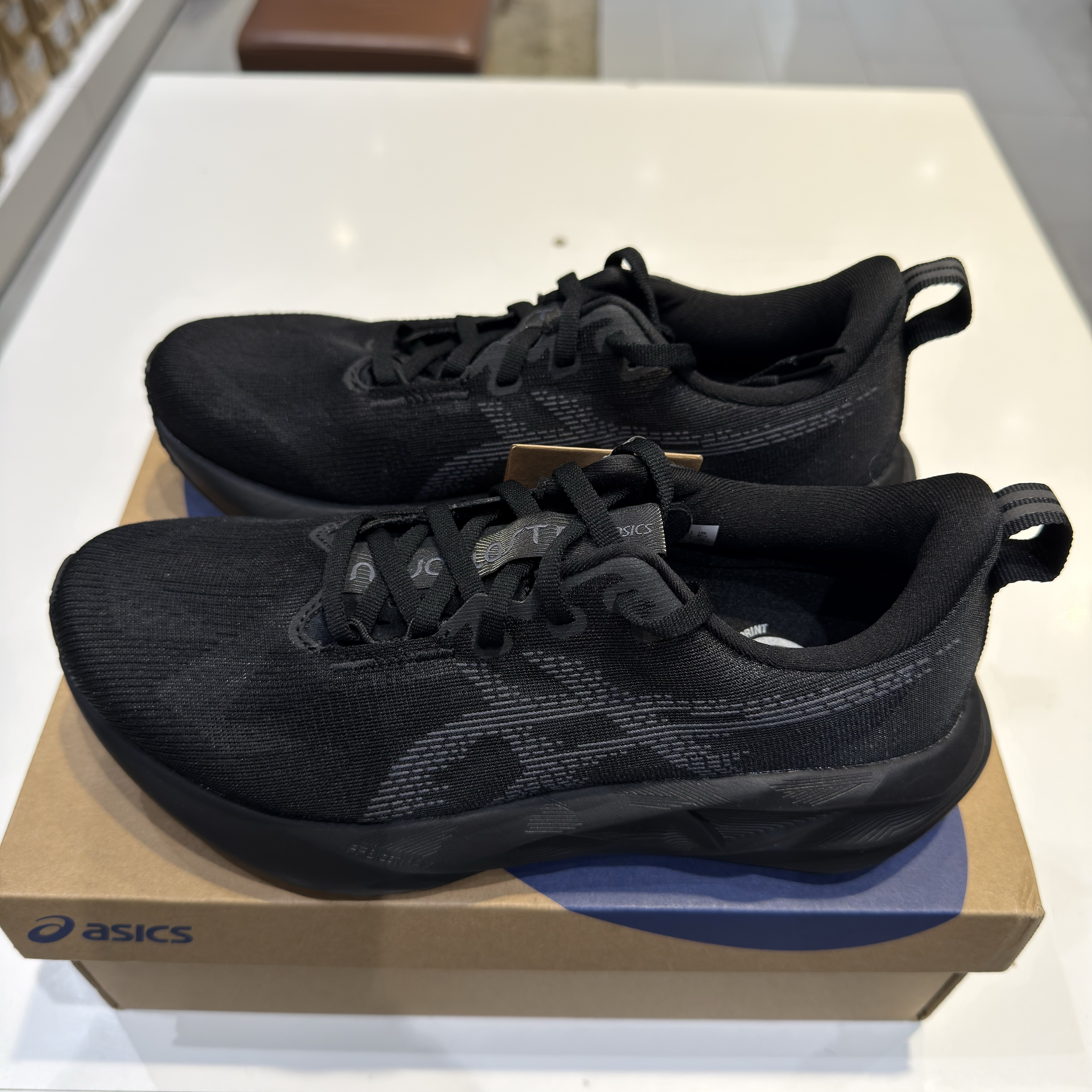 Asics Novablast 5 Black Carrier Grey 착용 스타일 - 2
