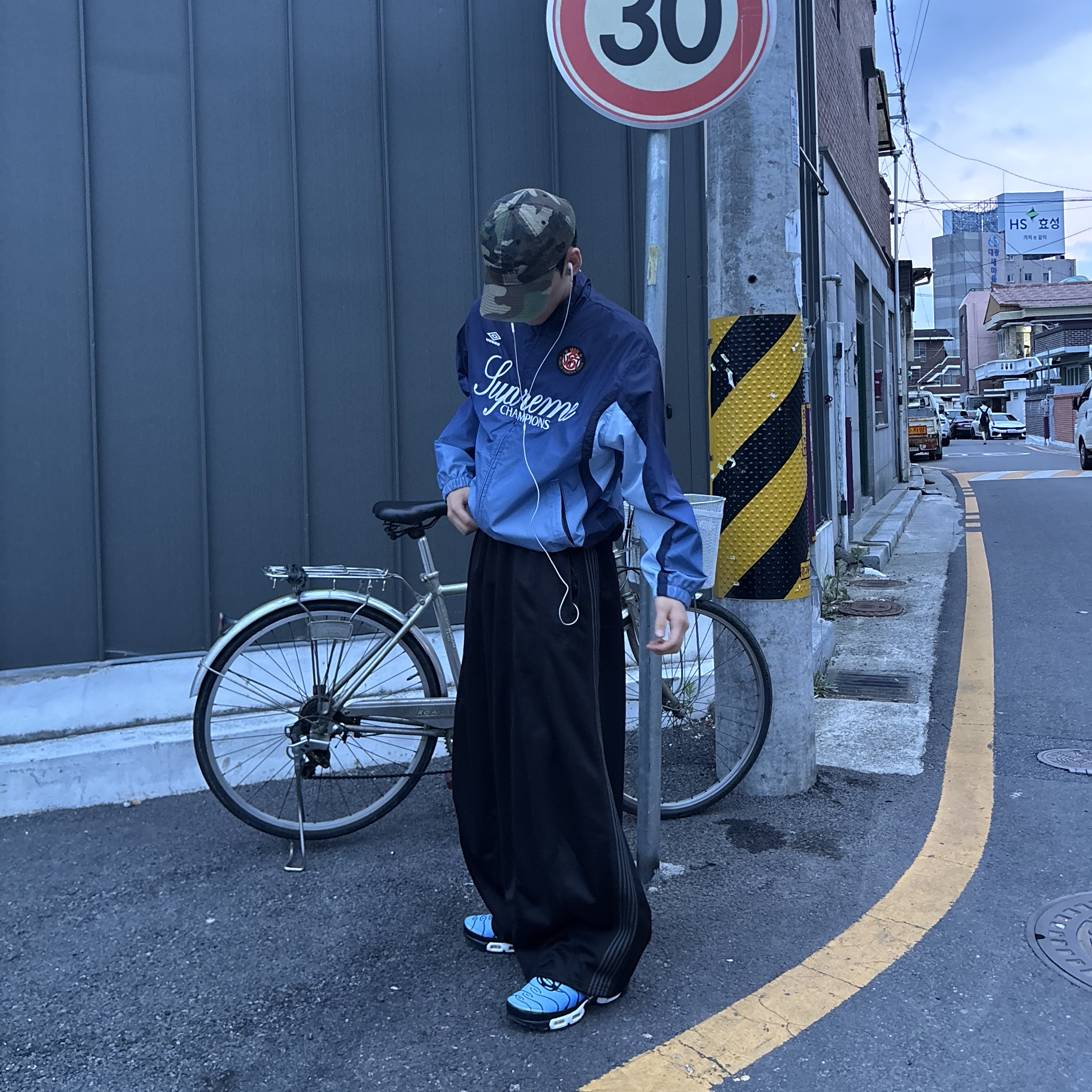 Vivienne Westwood Mini Bas Relief Pendant Gun Metal, Supreme x Umbro Gradient Track Jacket Navy - 25FW 착용 스타일