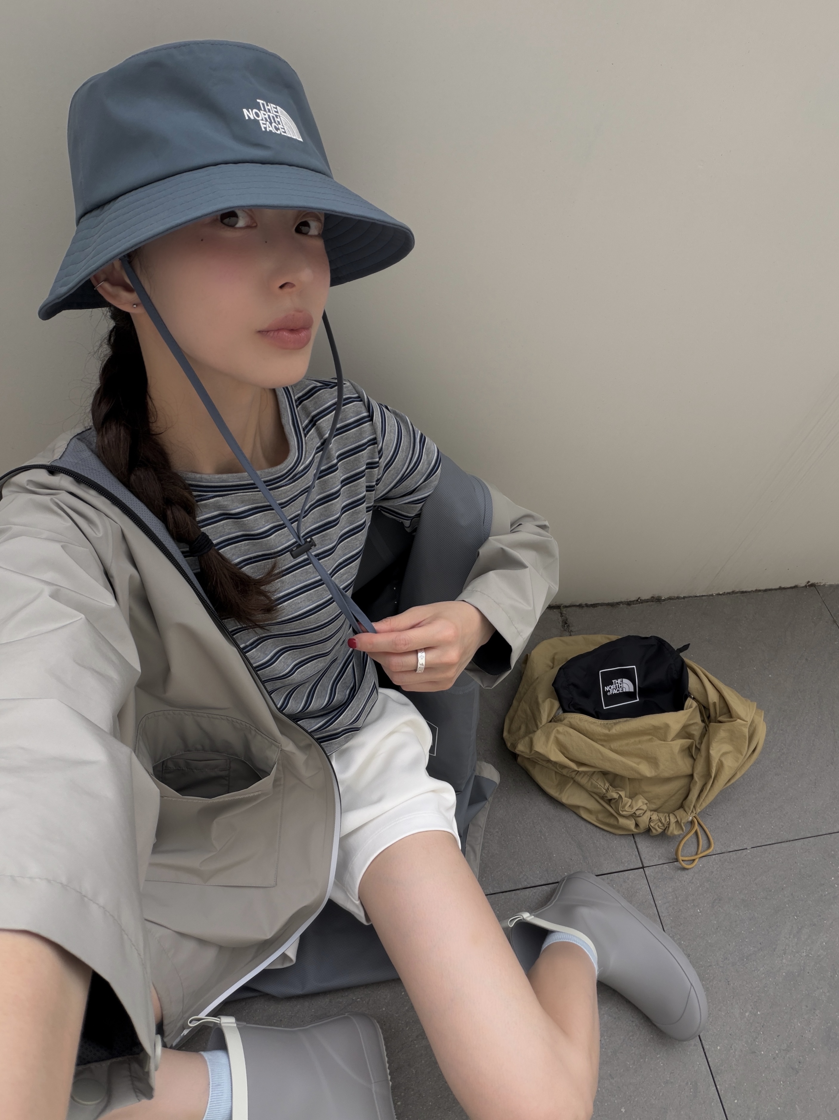 The North Face GTX Light Bucket Hat Smoke Blue- 26SS, (W) The North Face Semi Rainboots Gray 착용 스타일 - 9