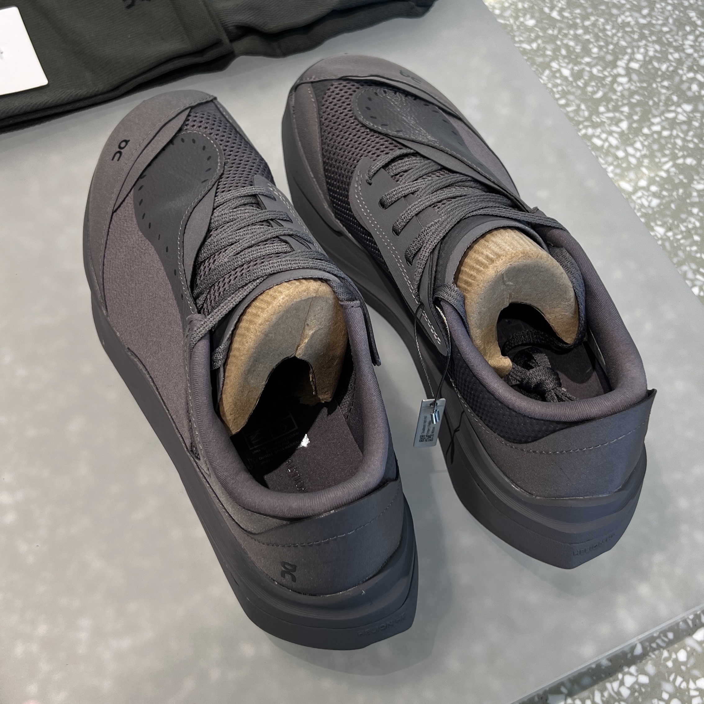On Running x Post Archive Faction (Paf) Cloudboom Volt Ember Pebble 착용 스타일 - 1