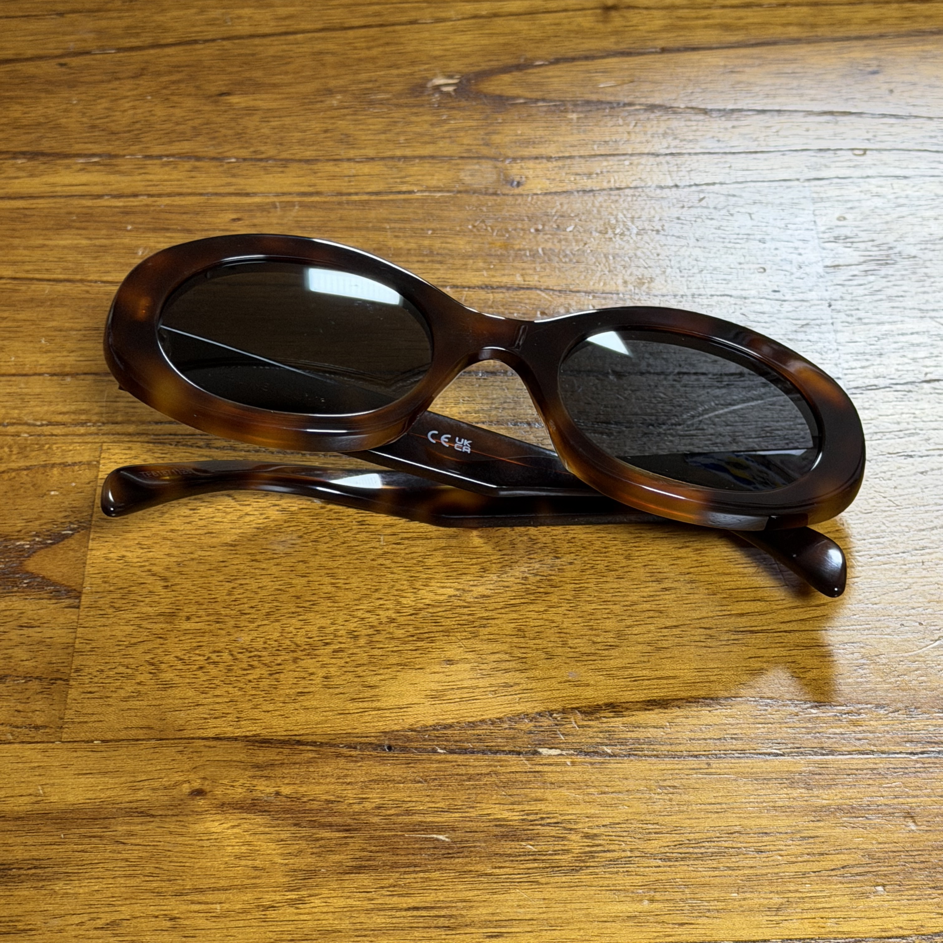 (W) Celine Triomphe 01 Sunglasses in Acetate Blonde Havana 착용 스타일 - 3