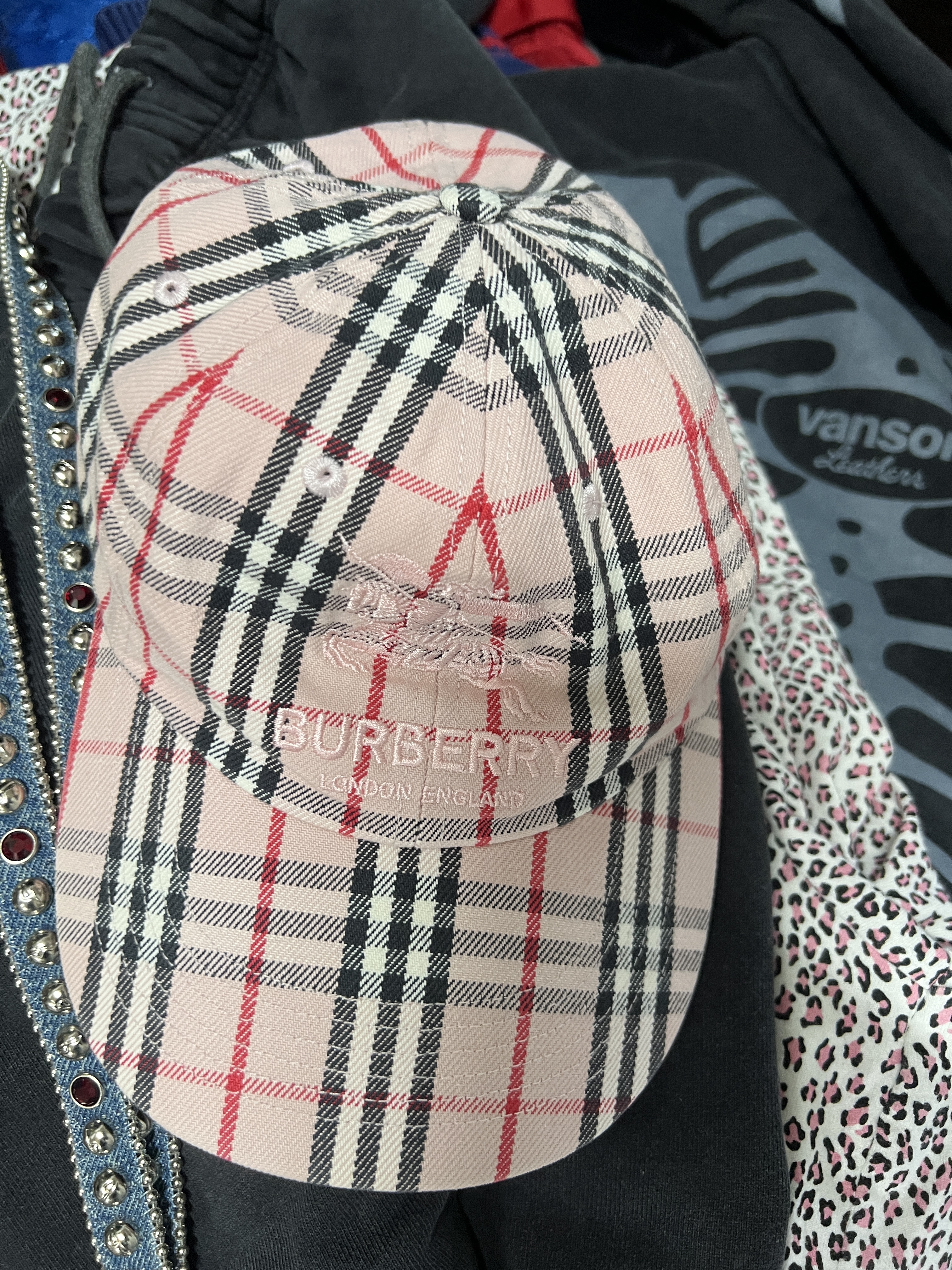 Supreme x Burberry Denim 6-Panel Pink - 22SS, Supreme x B.B. Simon Denim Lanyard Washed Indigo - 25SS 착용 스타일 - 1