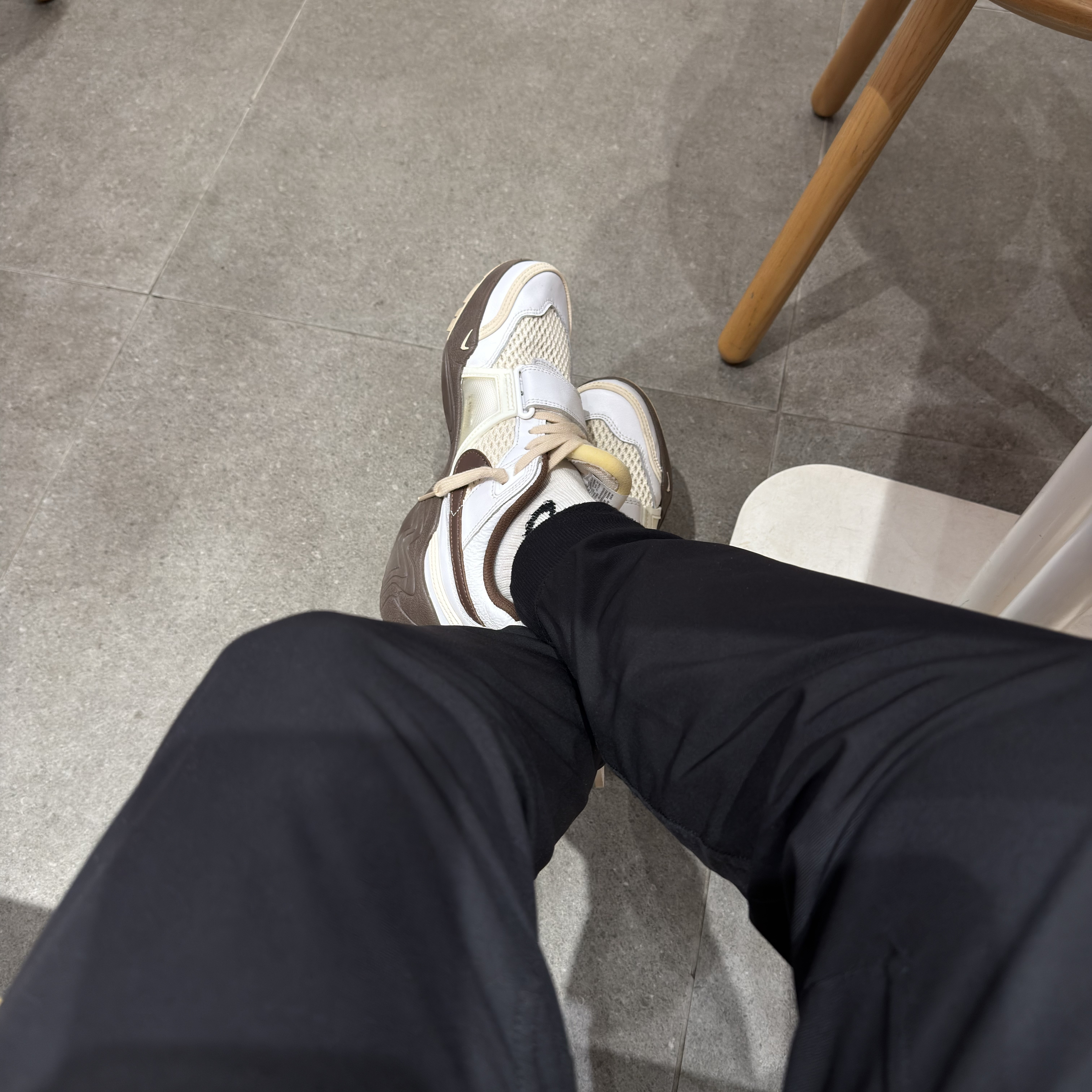 Nike x Travis Scott Zoom Field Jaxx White and Light Chocolate 착용 스타일 - 2
