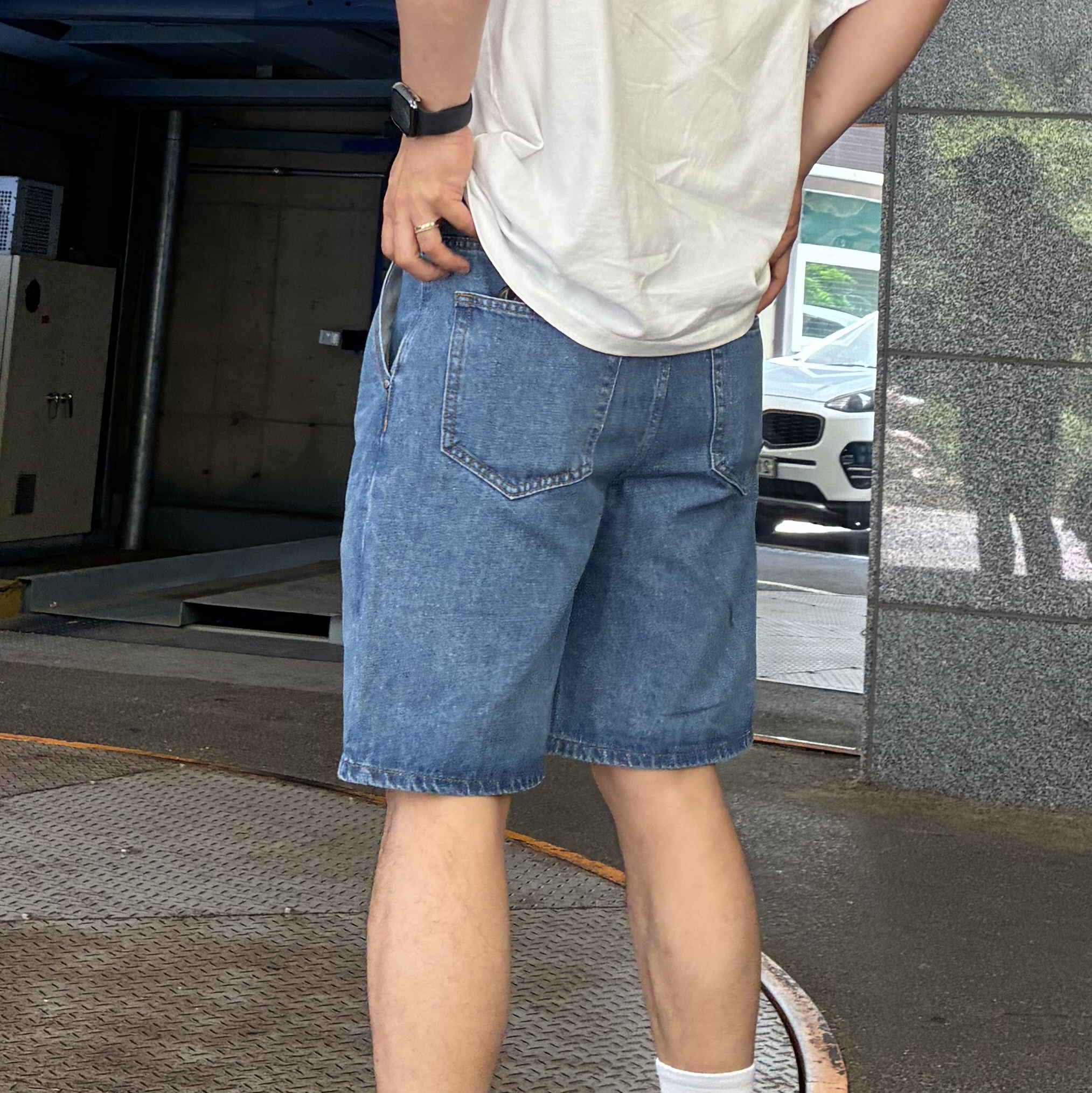 [KREAM 단독][니티드X림박스] Knitted Relaxed Washing Denim Two-Tuck Cinch Back Shorts Washing Blue 착용 스타일 - 3