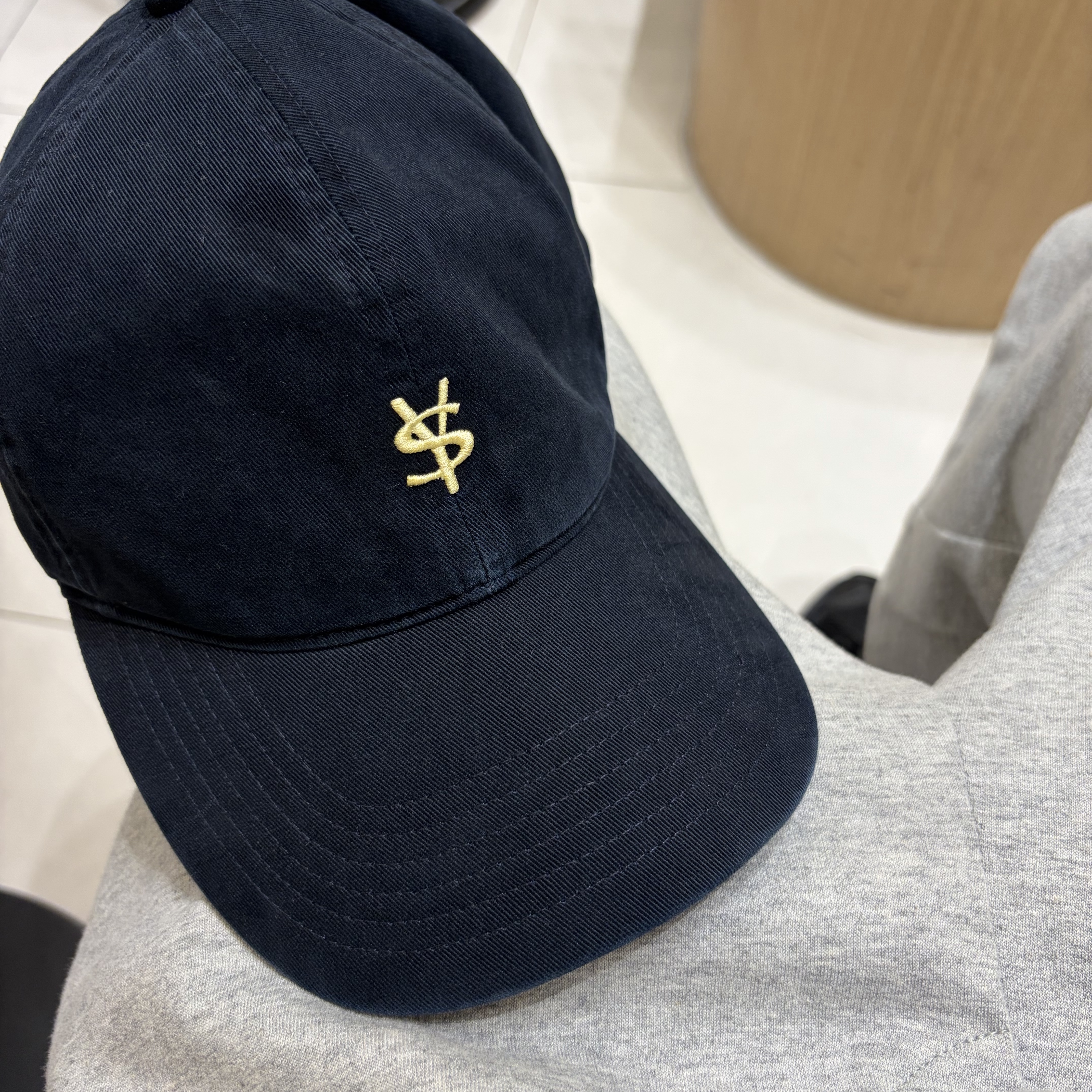 [예약 배송] Sunday Ceremony Sy Classic Vintage Logo Cap - Navy 착용 스타일 - 5