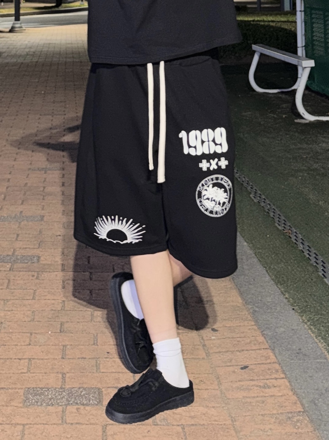 [KREAM 단독] Knitted 1989 Sunrise Graphic Bermuda Half Pants Black 착용 스타일 - 5
