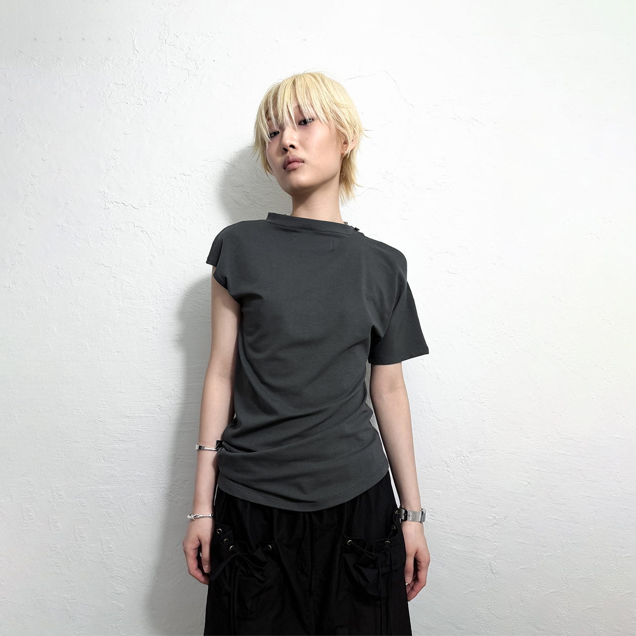 에이시메트릭 드레이프 티셔츠: 챠콜(Still Lethardy Asymmetric Draped T-shirt: Charcoal) - 3