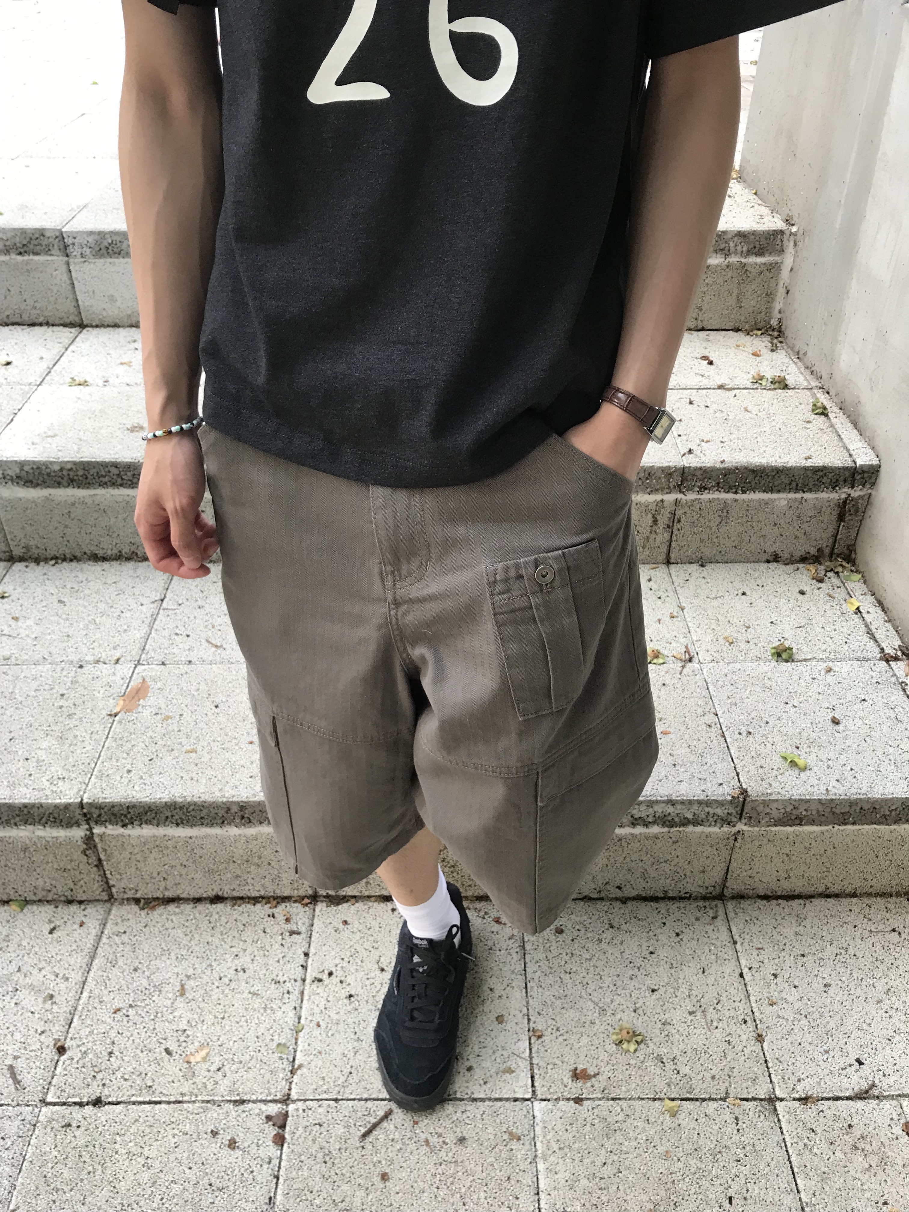 CHOWOO Paneled Cargo Pockets Herringbone Twill Shorts Washed Khaki 착용 스타일 - 1