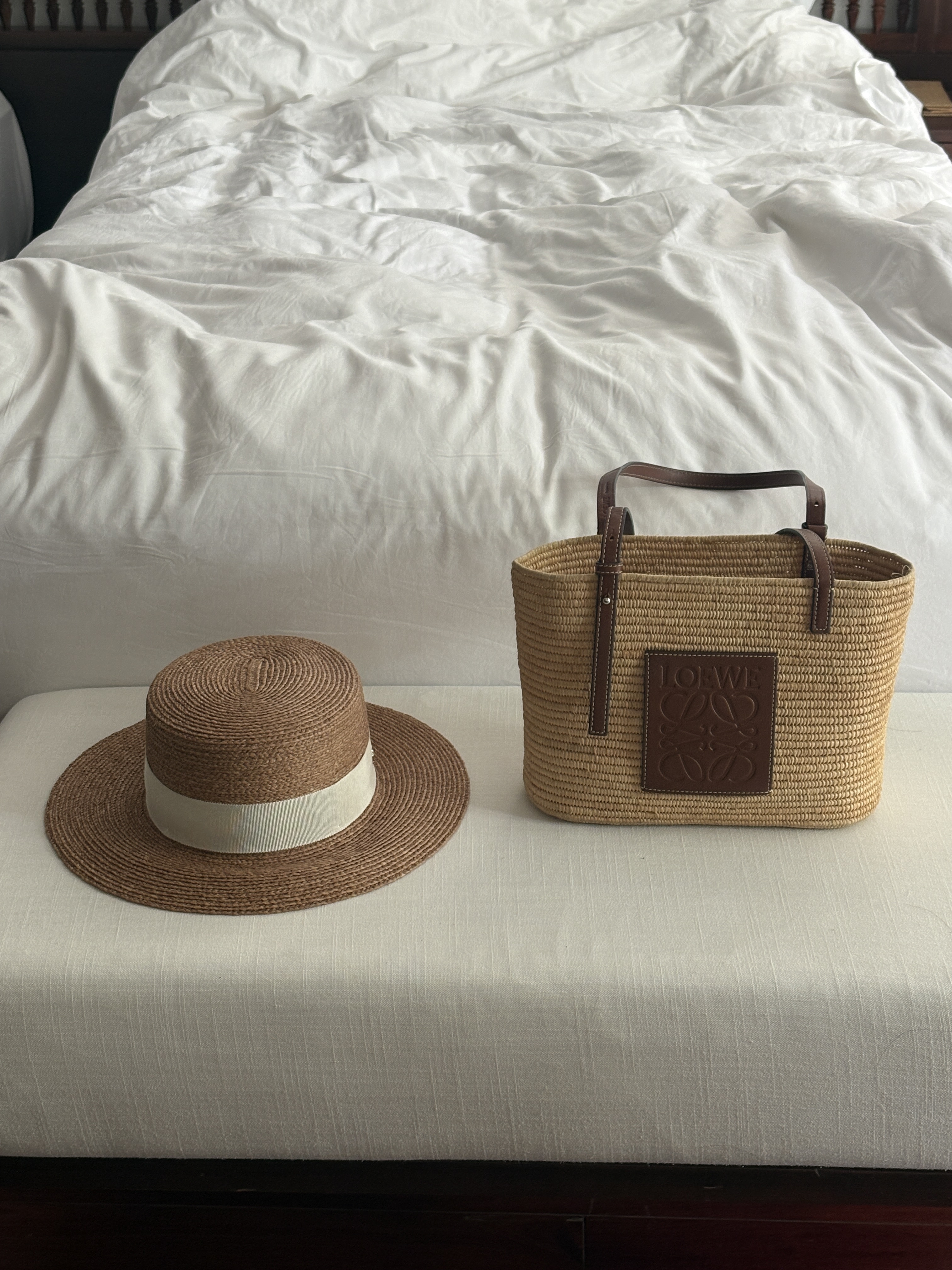 (W) Helen Kaminski Gracie Nougat Tropical, Loewe Small Basket Bag in Palm Leaf and Calfskin Natural Tan 착용 스타일 - 3