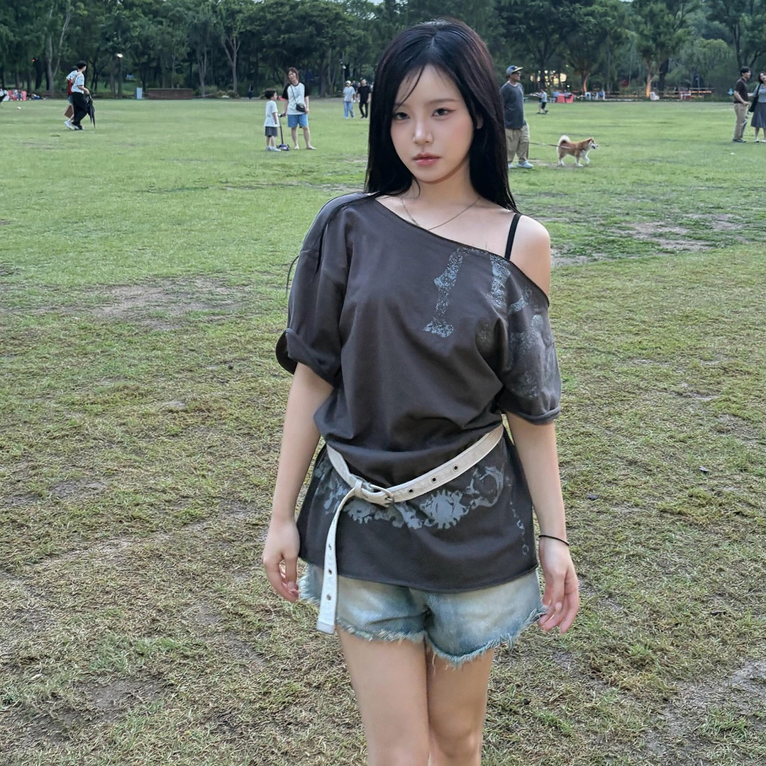 Thevinylhouse Cut-Off Loose Chain Tee (W) Charcoal 착용 스타일