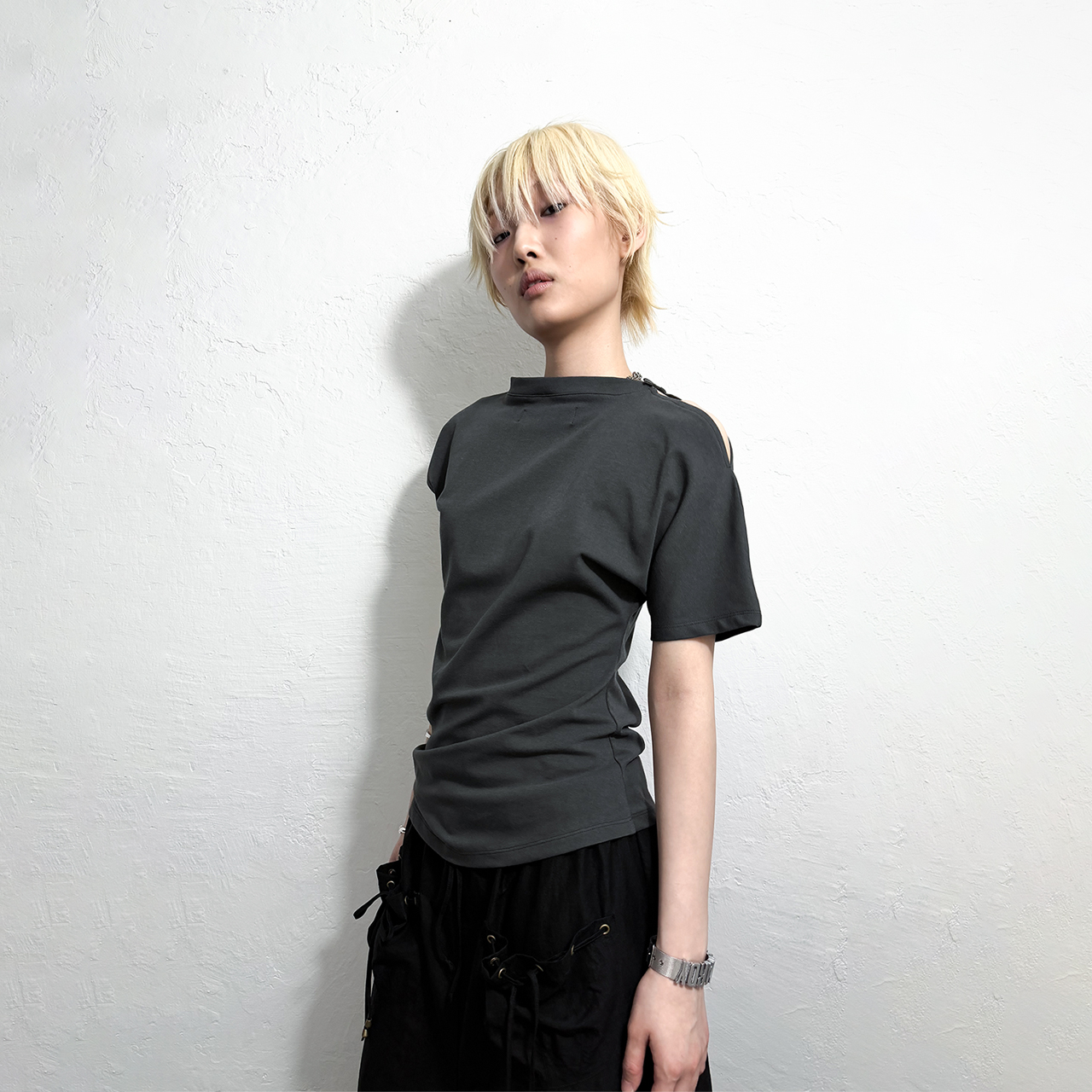 에이시메트릭 드레이프 티셔츠: 챠콜(Still Lethardy Asymmetric Draped T-shirt: Charcoal) - 4
