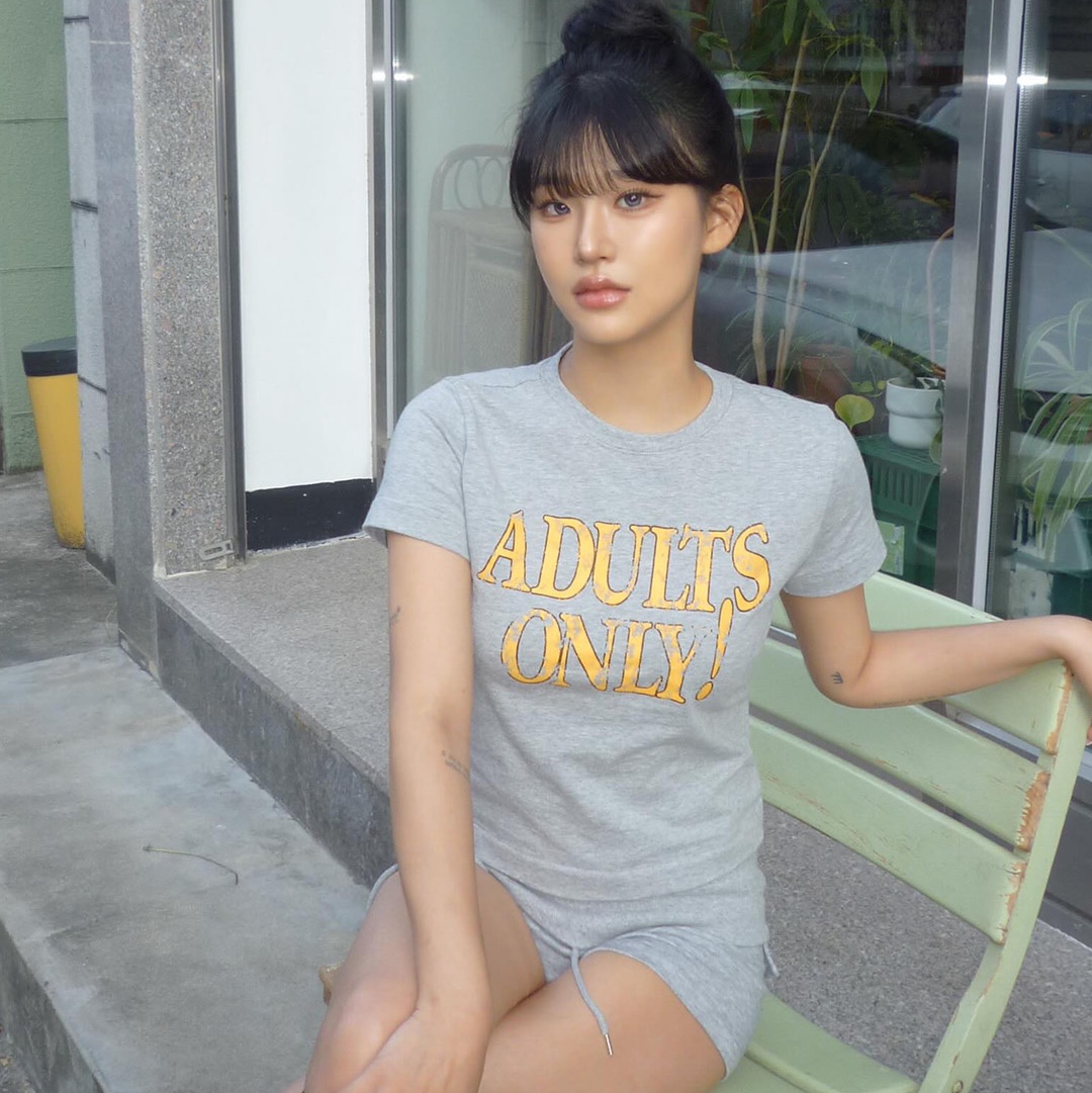 Thevinylhouse Adults Only Tee Grey 착용 스타일