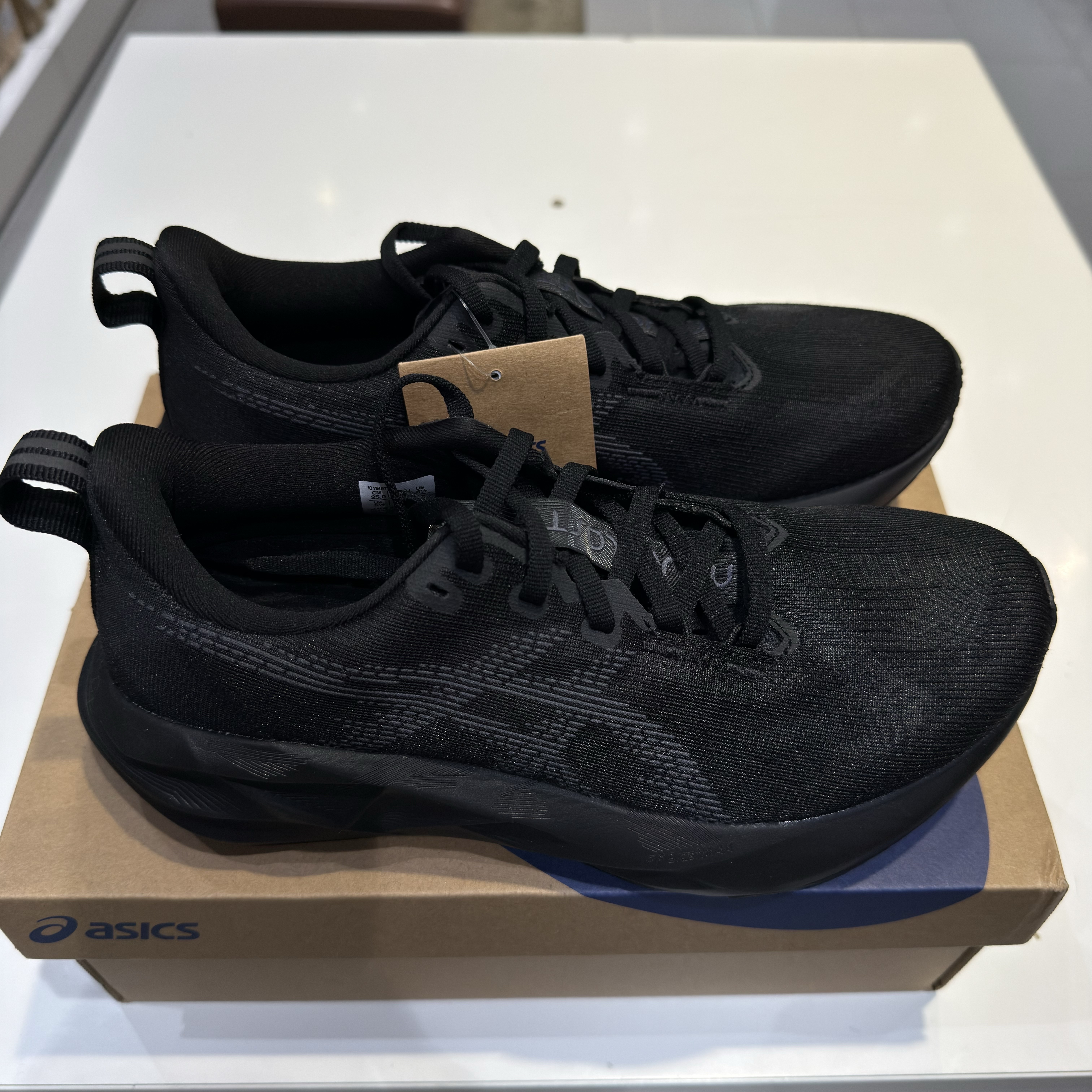 Asics Novablast 5 Black Carrier Grey 착용 스타일 - 4