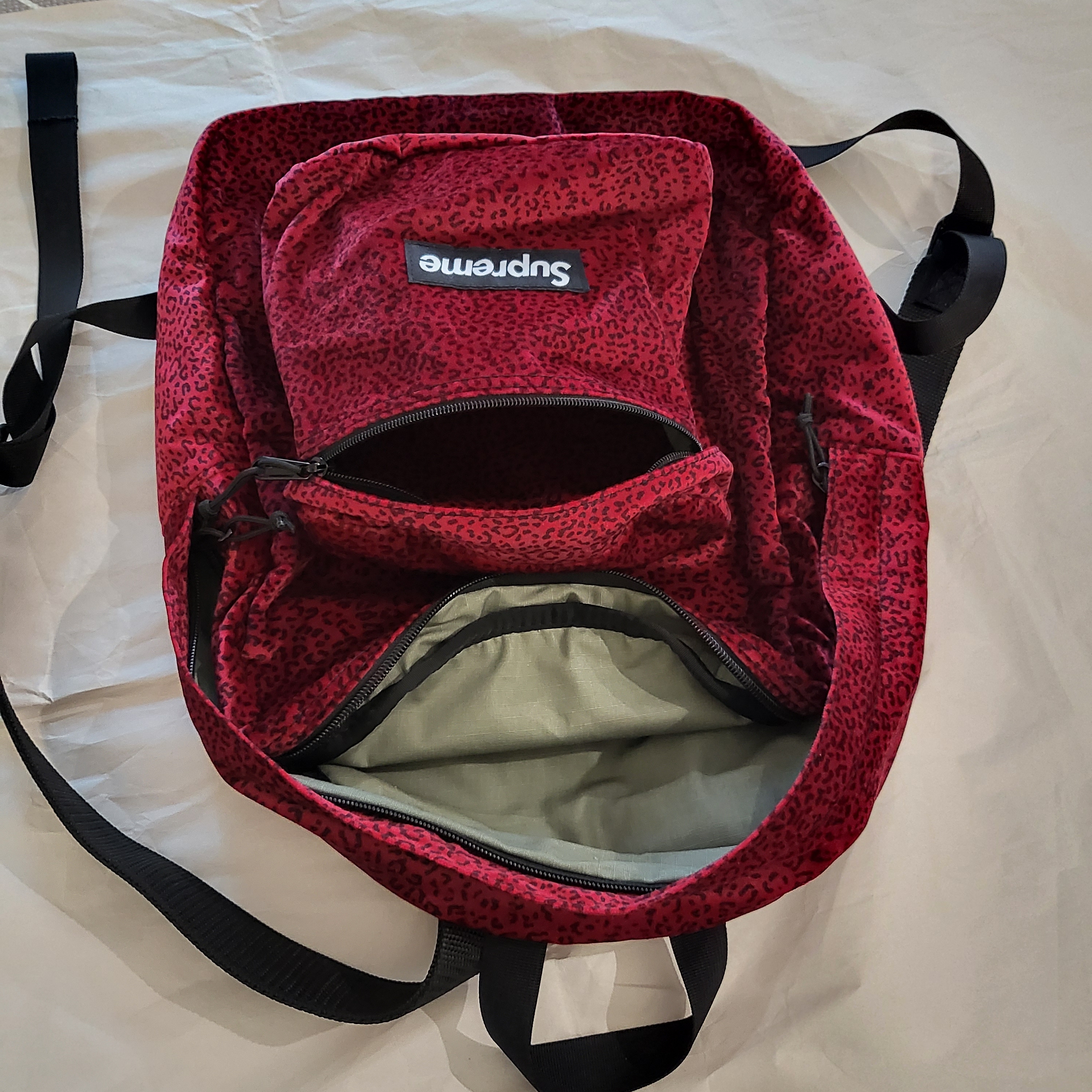 Supreme Velvet Backpack Red Leopard - 25FW 착용 스타일 - 2