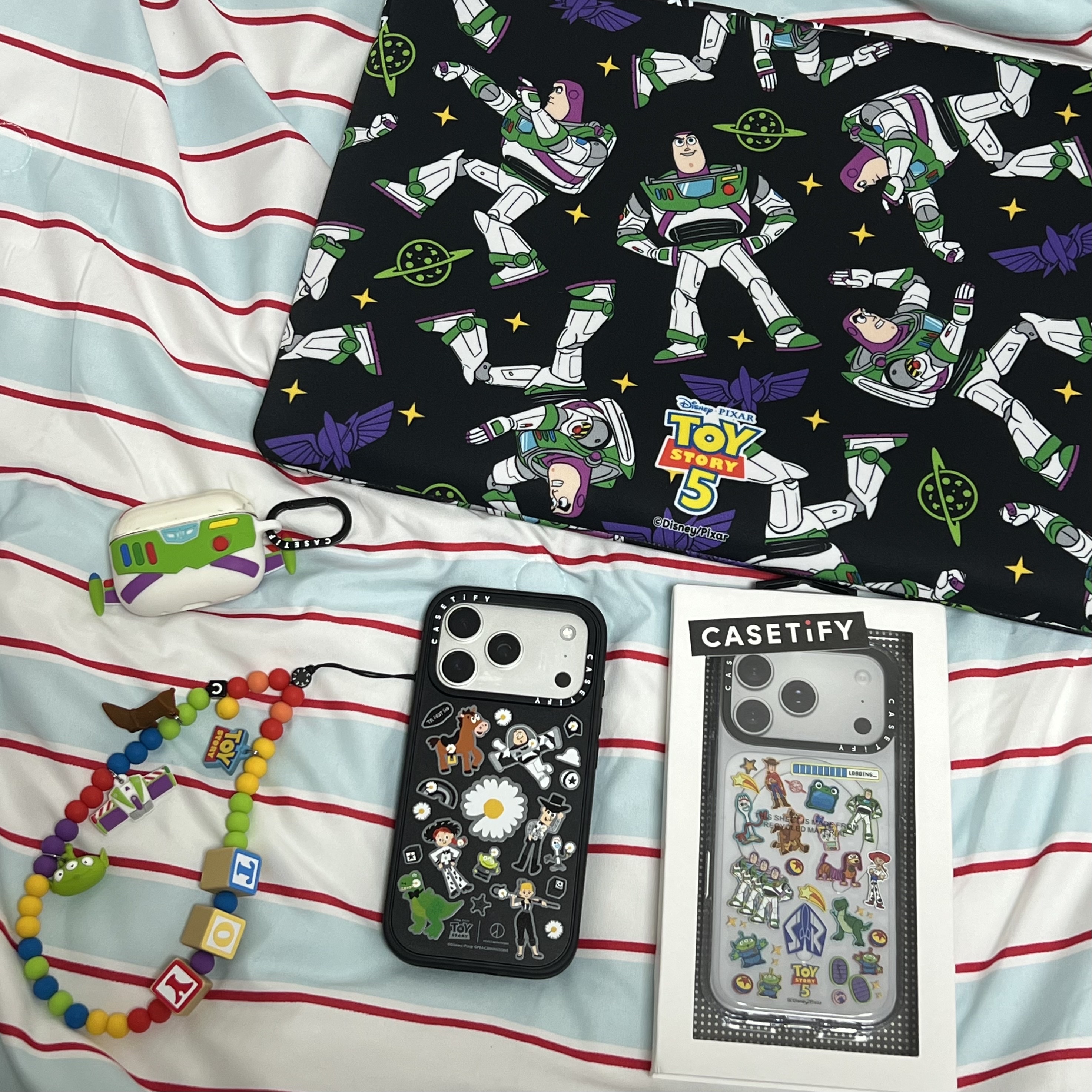 Casetify x Peaceminusone x Toy Story The First Fan Sticker Magsafe Impact Case, Casetify x Toy Story Buzz Lightyear Collectible AirPods Pro 1st/2nd Gen Case 착용 스타일 - 1