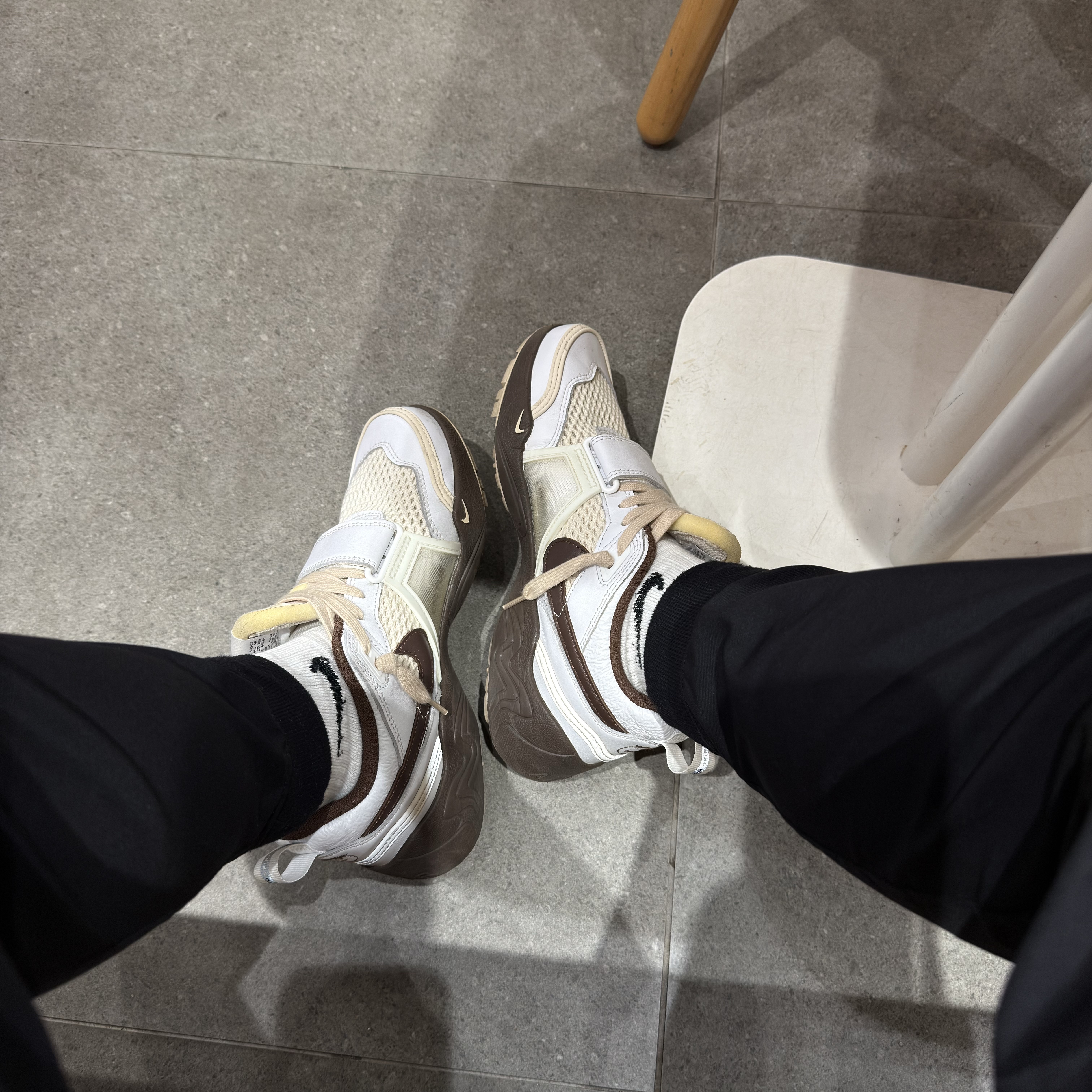 Nike x Travis Scott Zoom Field Jaxx White and Light Chocolate 착용 스타일 - 5