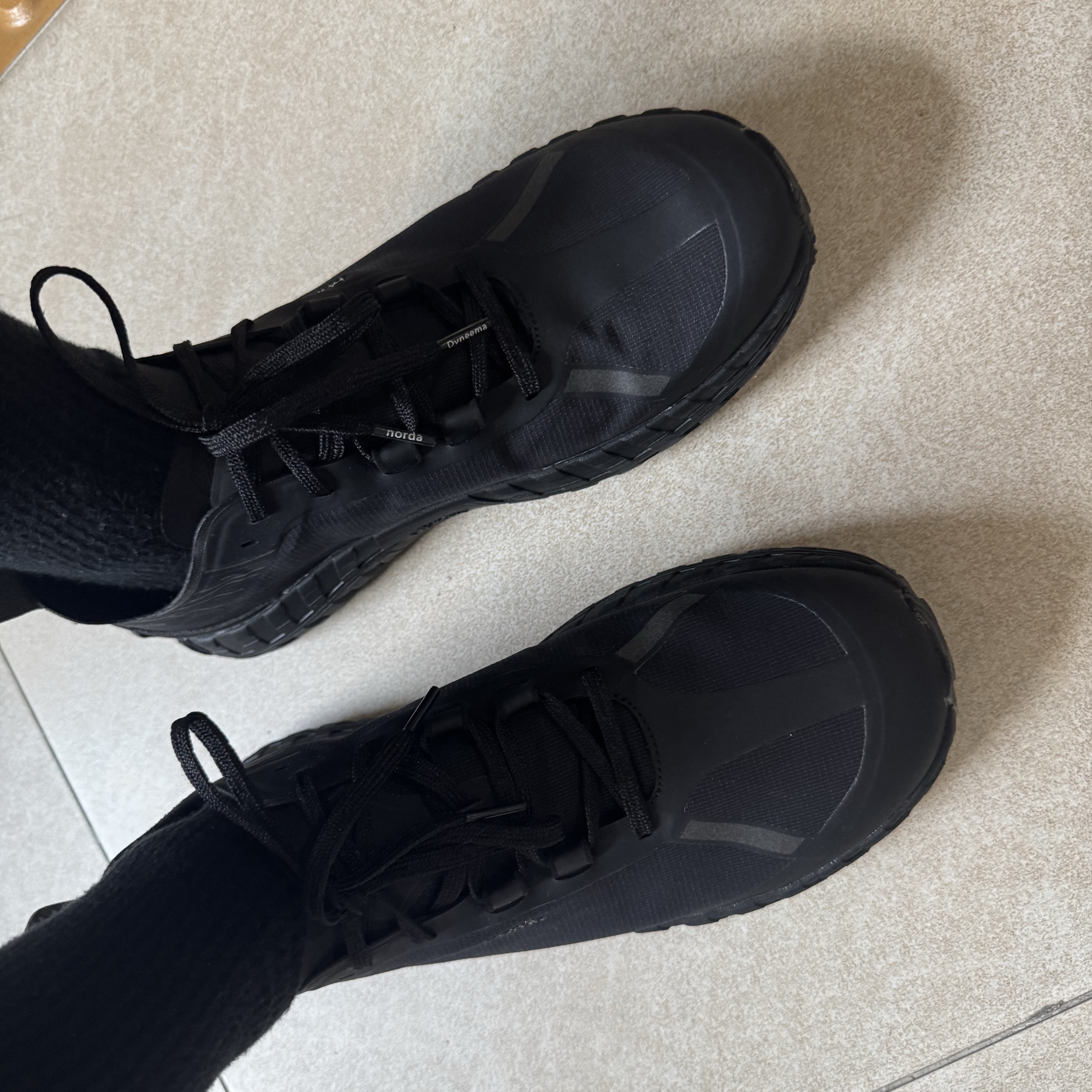 Norda 001/A Stealth Black 착용 스타일 - 2