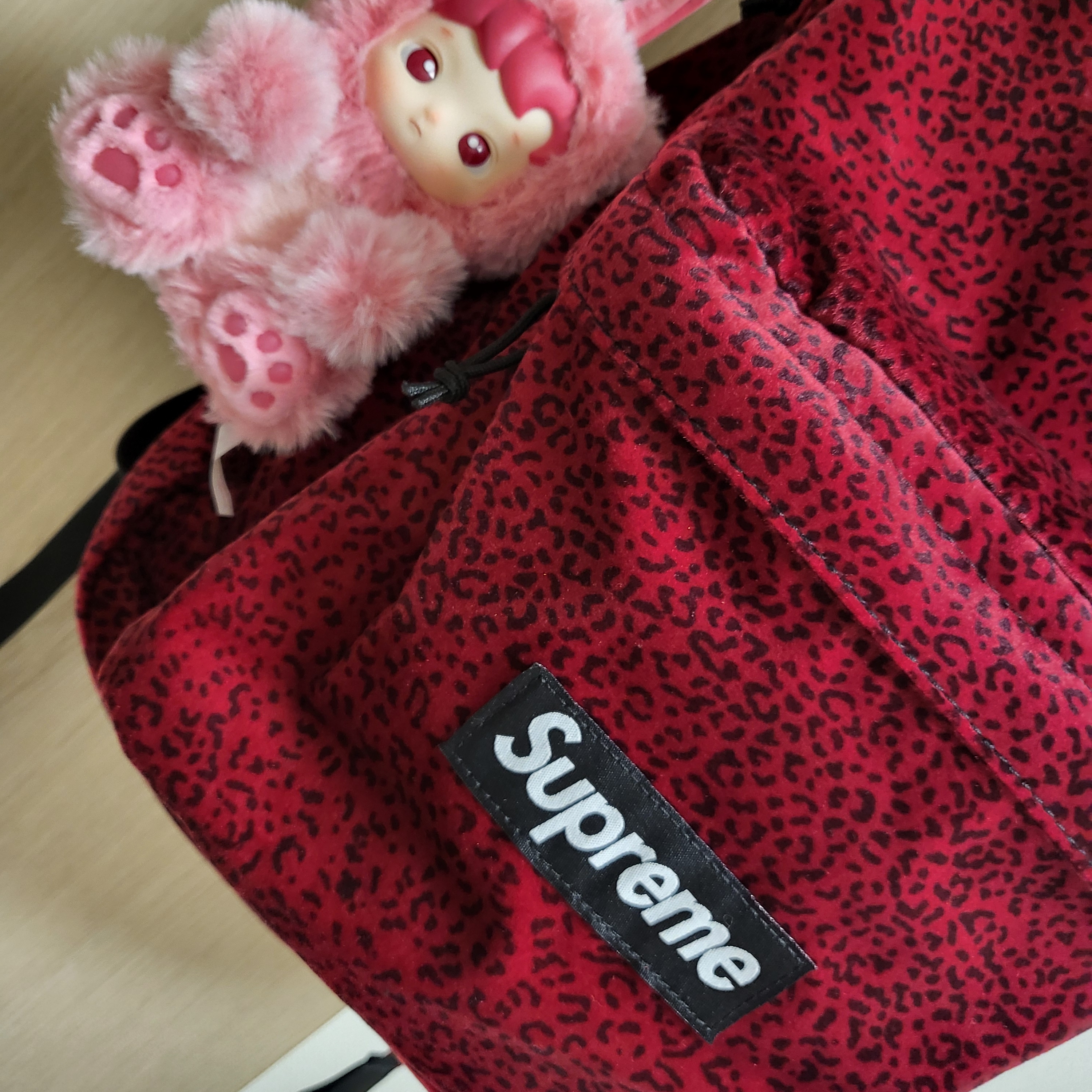 Supreme Velvet Backpack Red Leopard - 25FW 착용 스타일 - 3