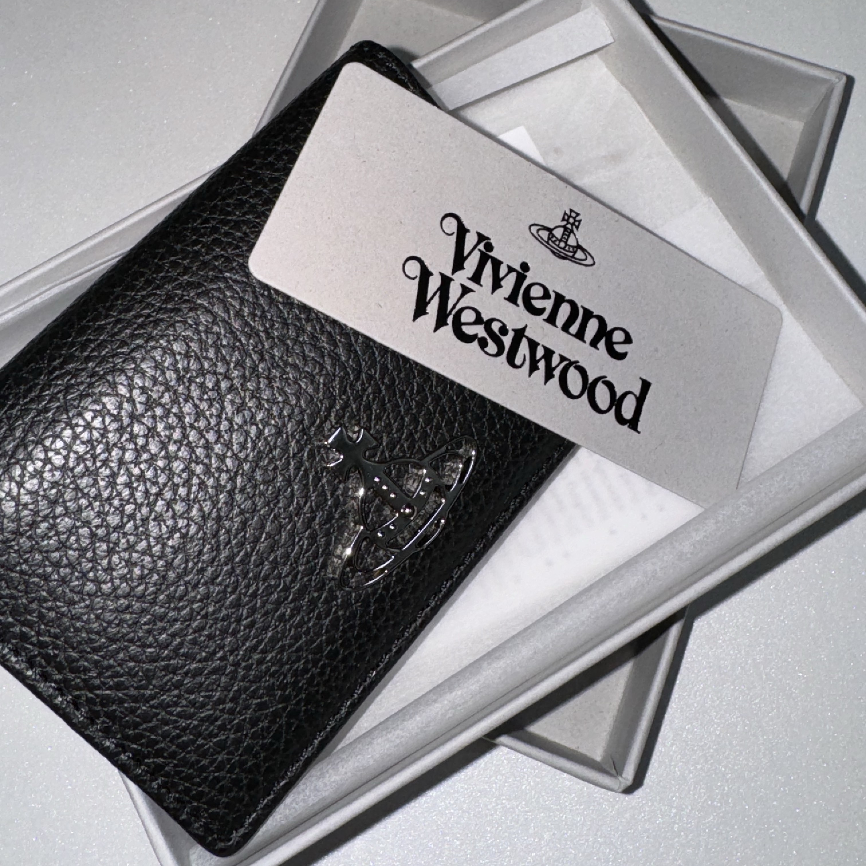 Vivienne Westwood Grain Leather Card Holder Black 착용 스타일