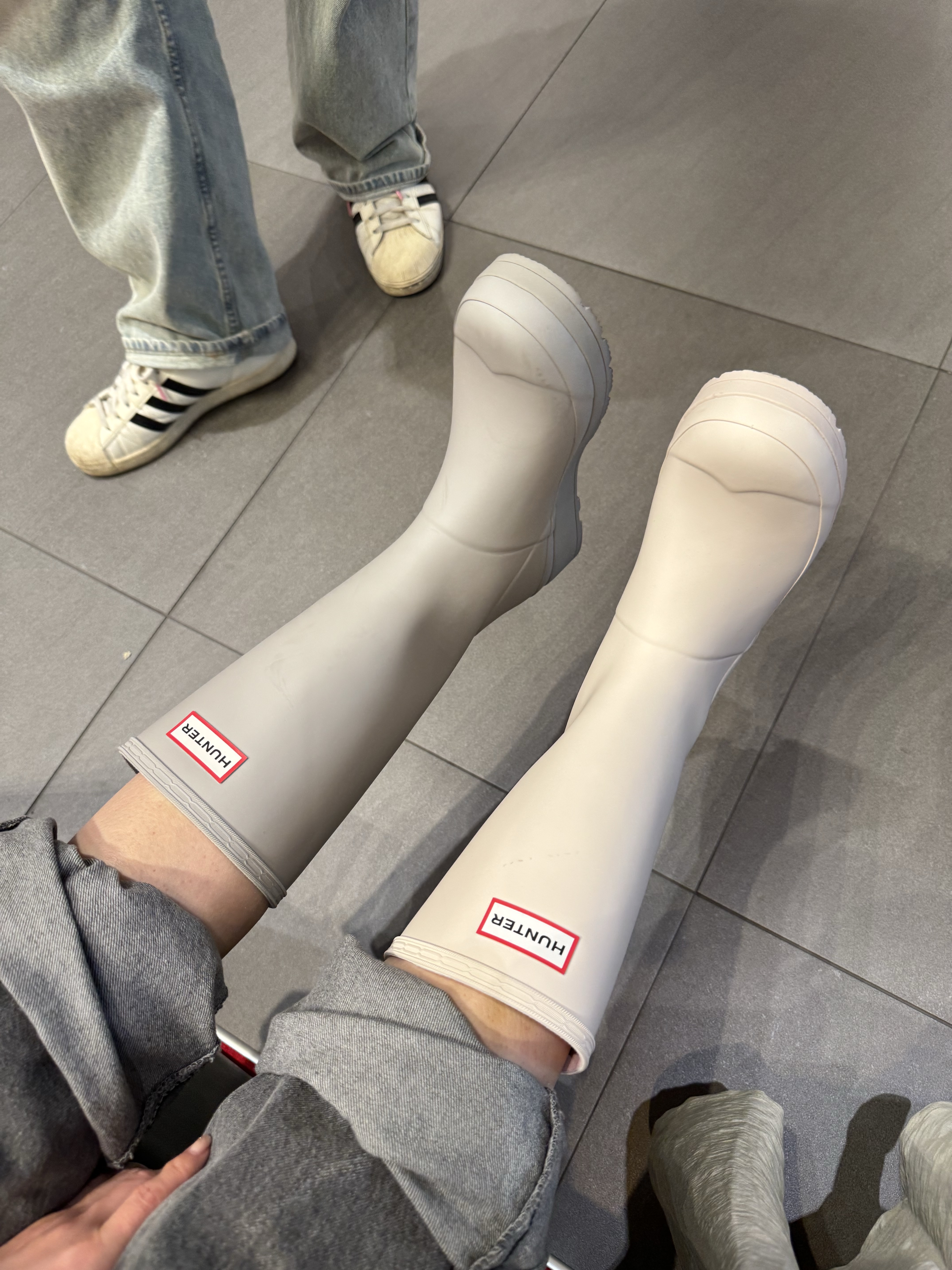 (W) Hunter Play Tall Wellington Rain Boots Cast, (W) Hunter Play Tall Wellington Rain Boots Zinc Grey 착용 스타일 - 3