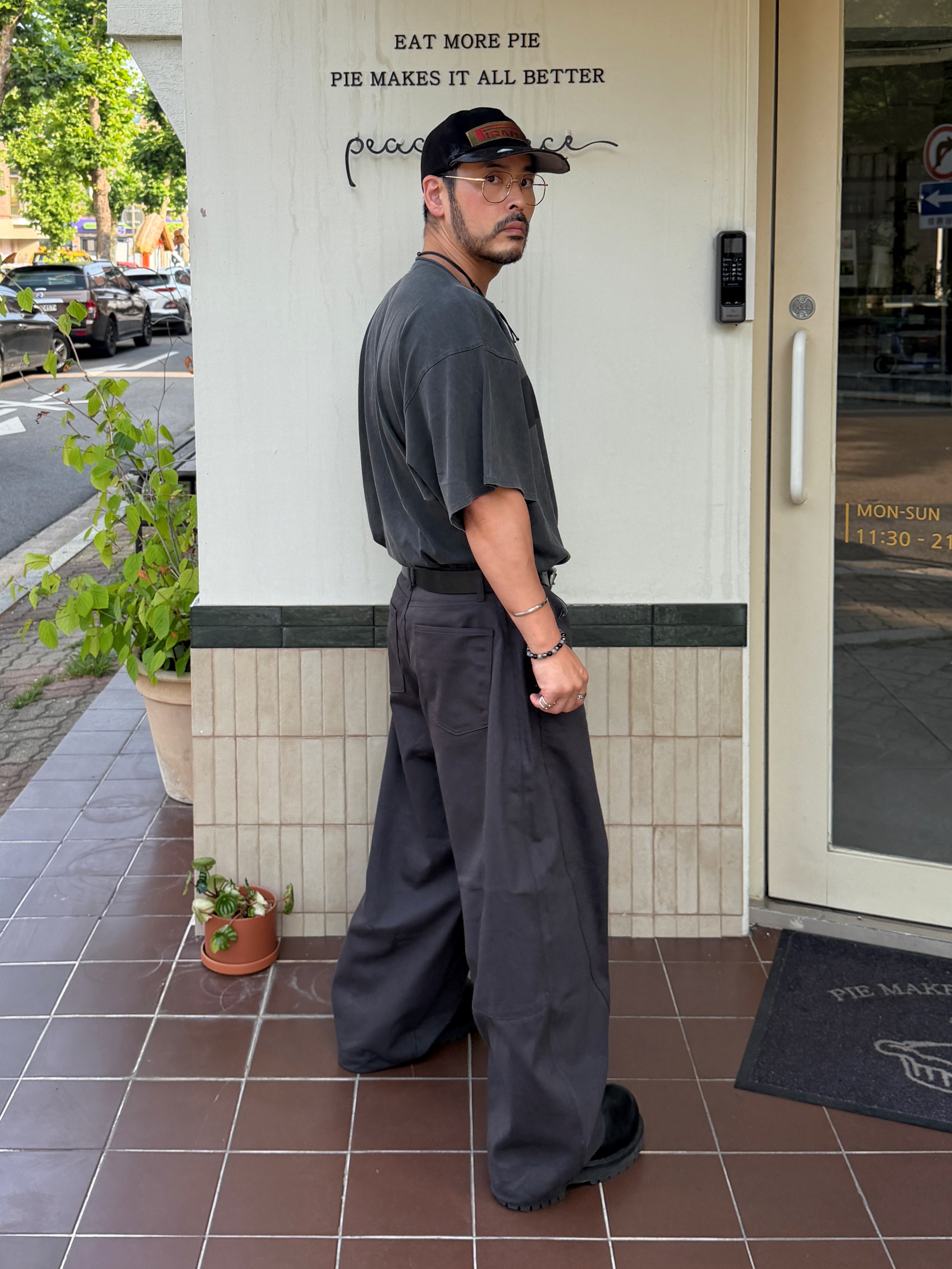 ¥$ Vultures Merch T-Shirt 1 Black - Korea Exclusive, Vacant Archive Ruta Steel Standard Belt Black 착용 스타일 - 6