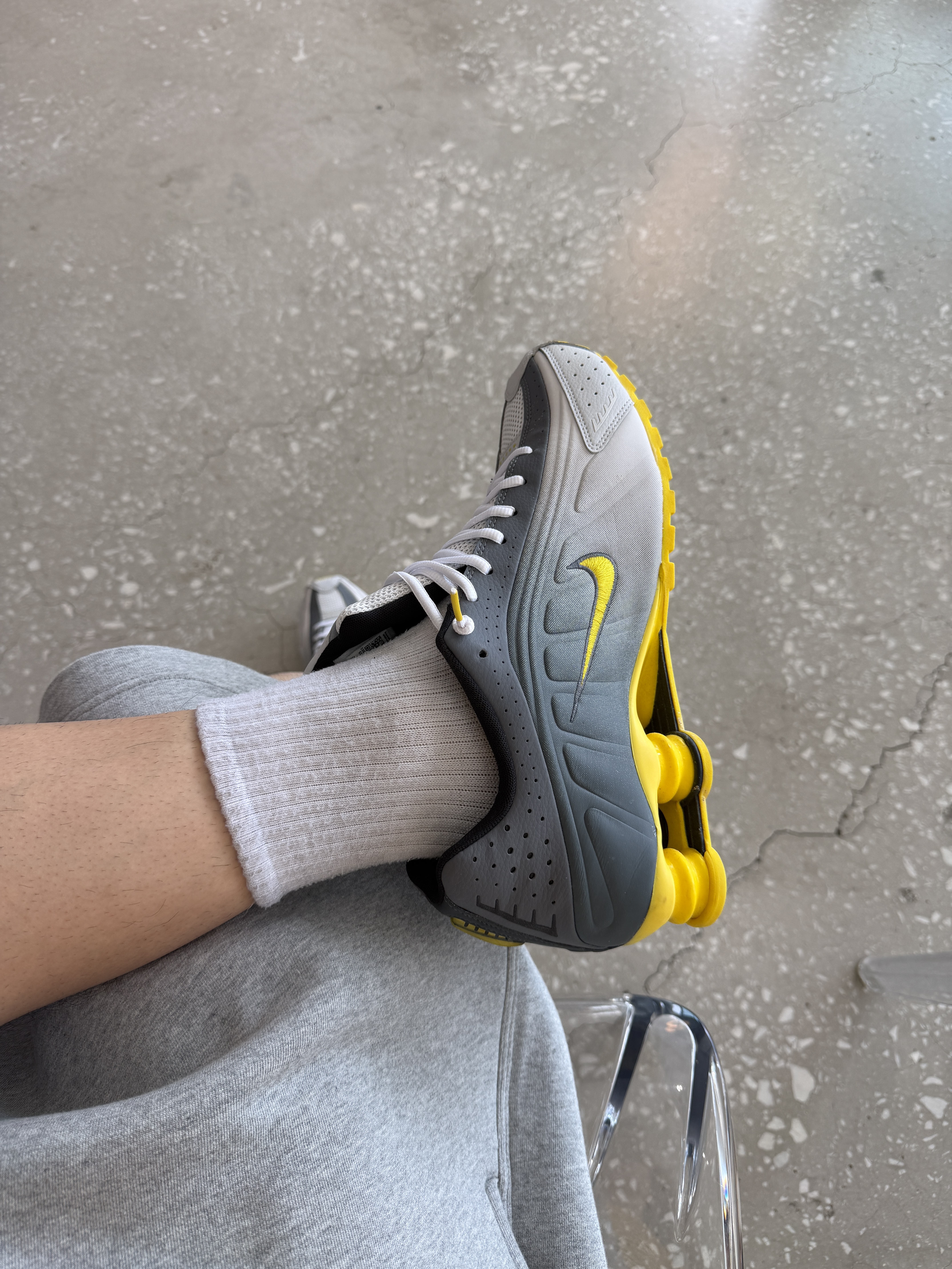 Nike Shox R4 SE Vast Grey Light Graphite 착용 스타일 - 6