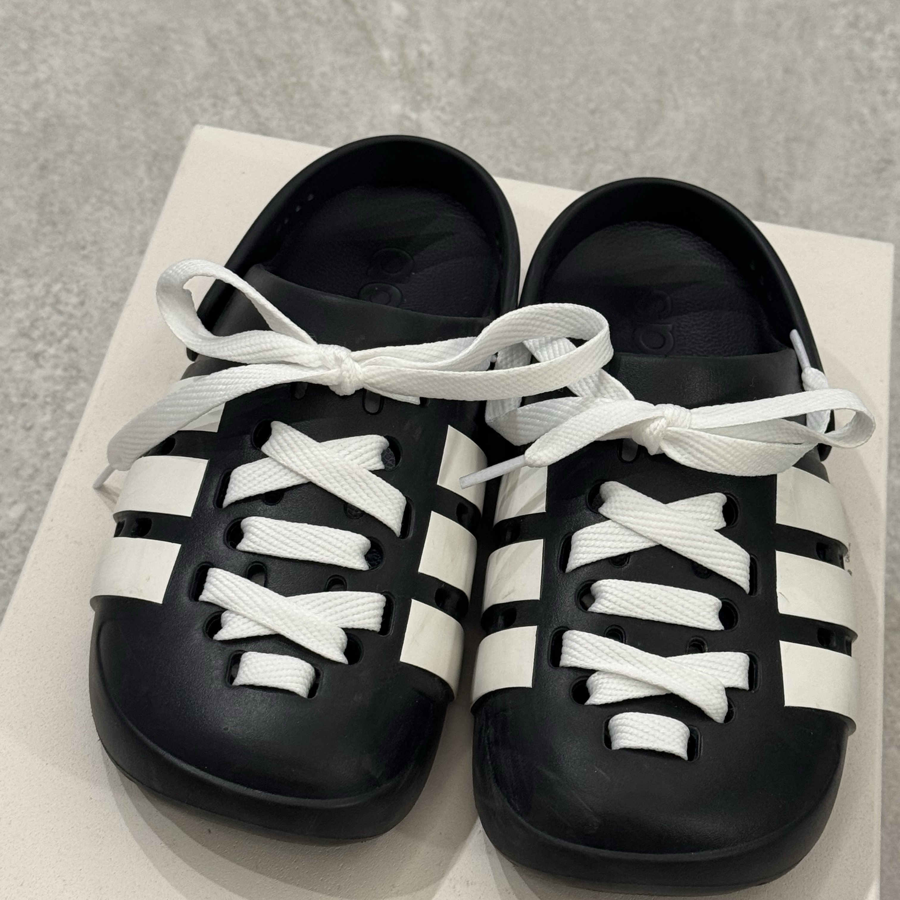 Adidas Adilette Clog 2.0 Core Black Cloude White 착용 스타일