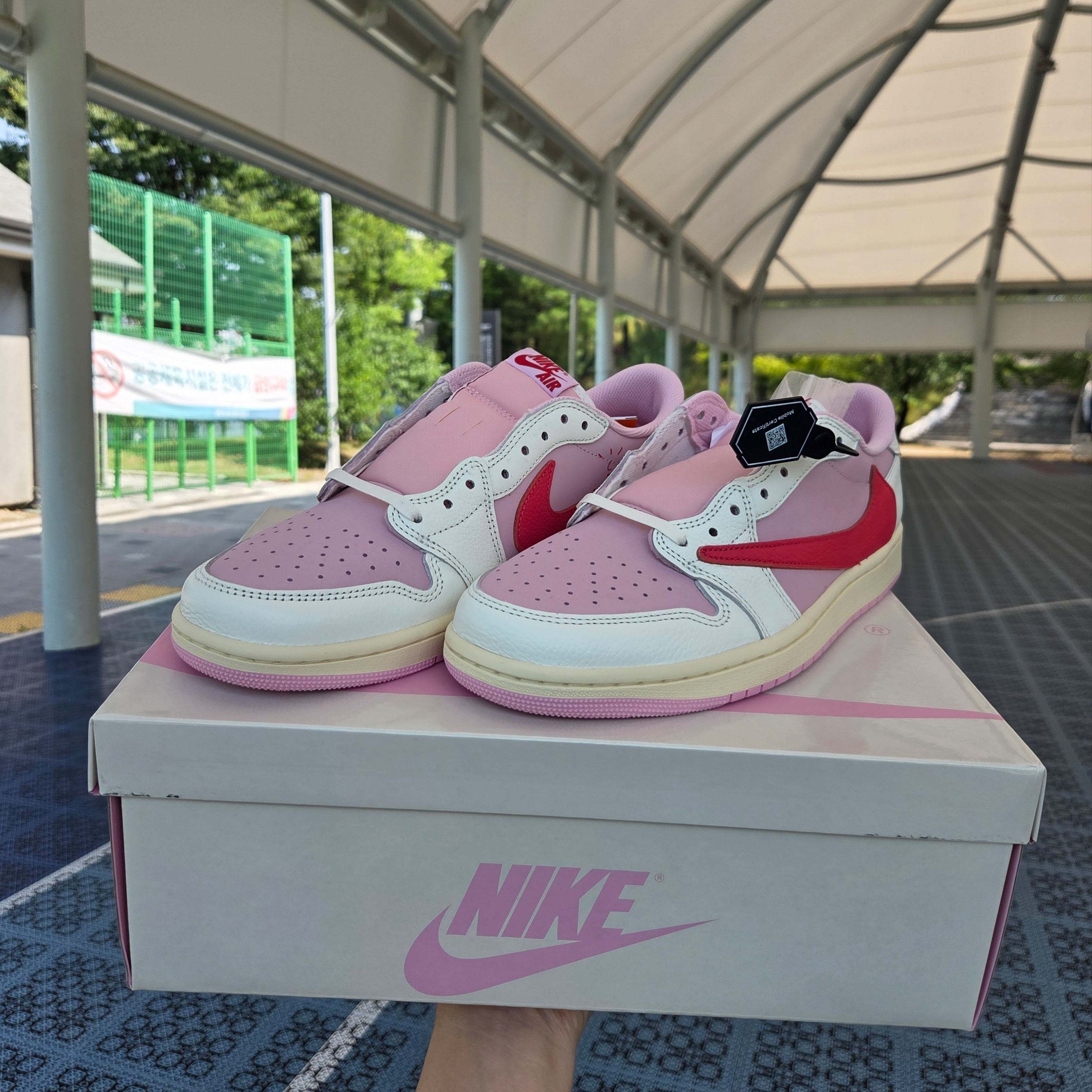Jordan 1 x Travis Scott Retro Low OG SP Sail Tropical Pink 착용 스타일