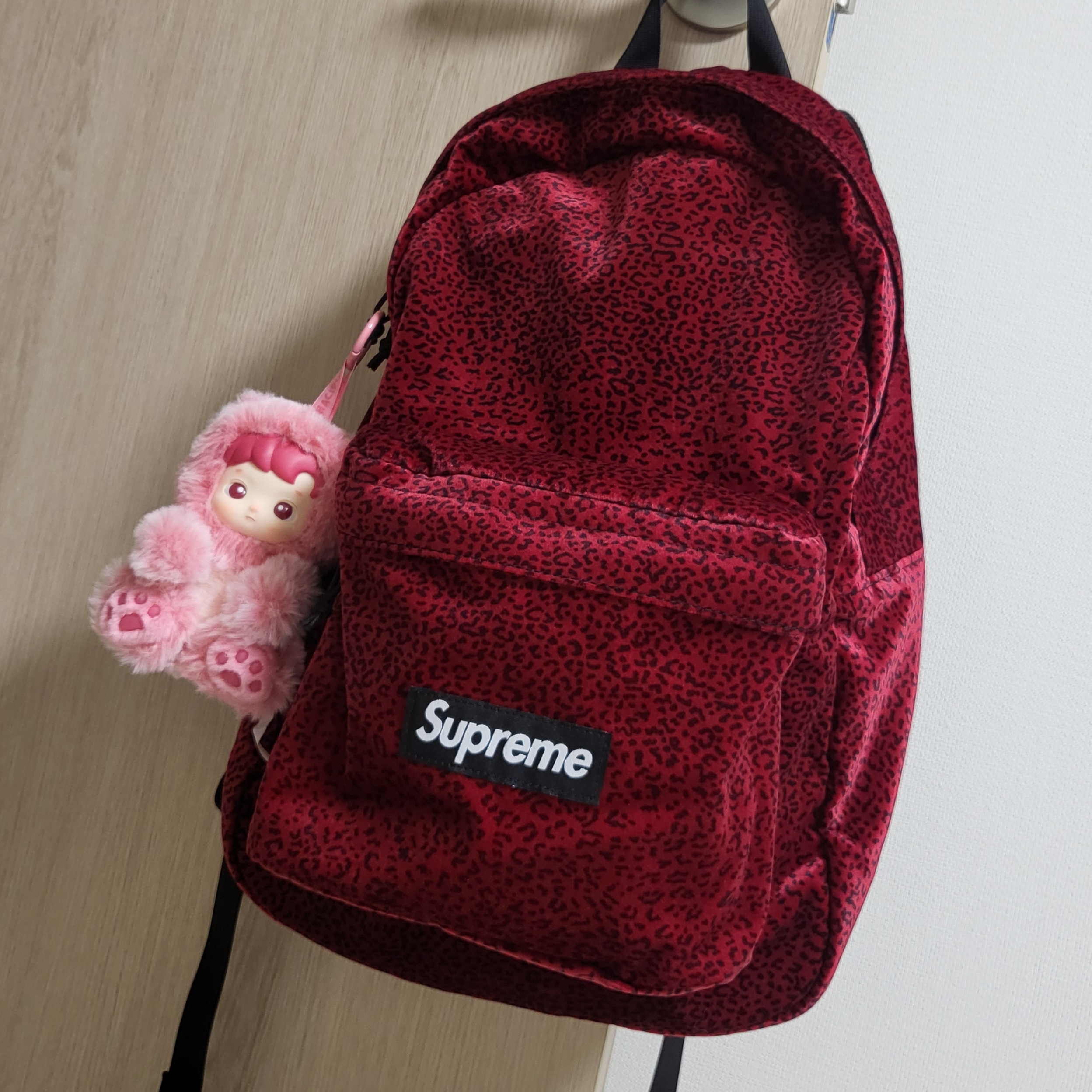Supreme Velvet Backpack Red Leopard - 25FW 착용 스타일 - 1
