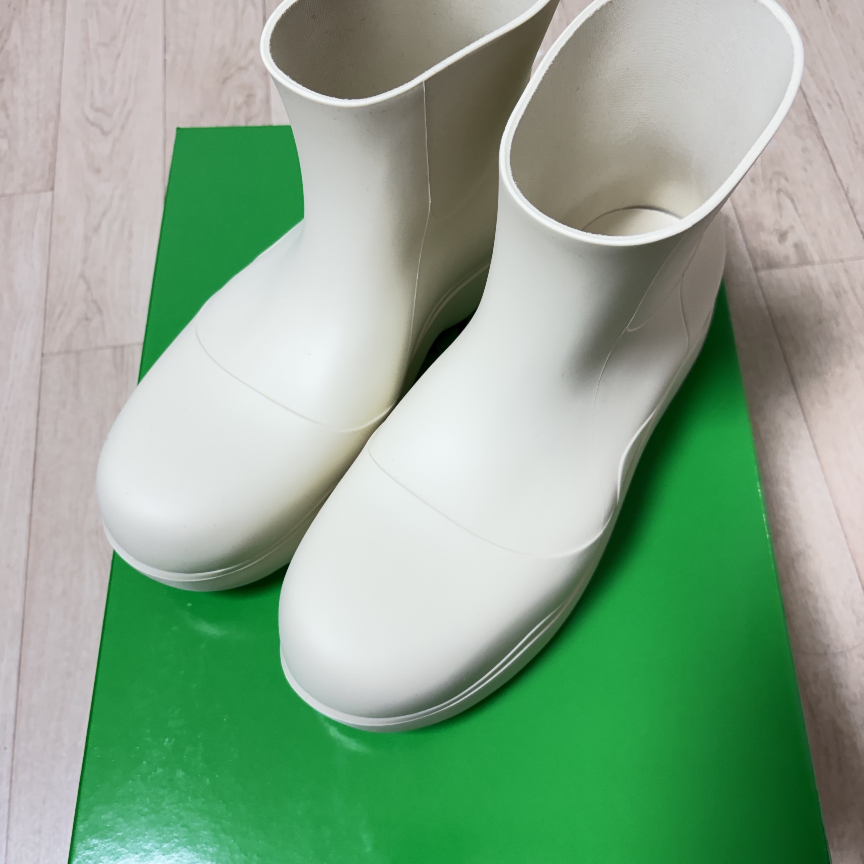 Bottega Veneta Puddle Ankle Boots Sea Salt 착용 스타일 - 2