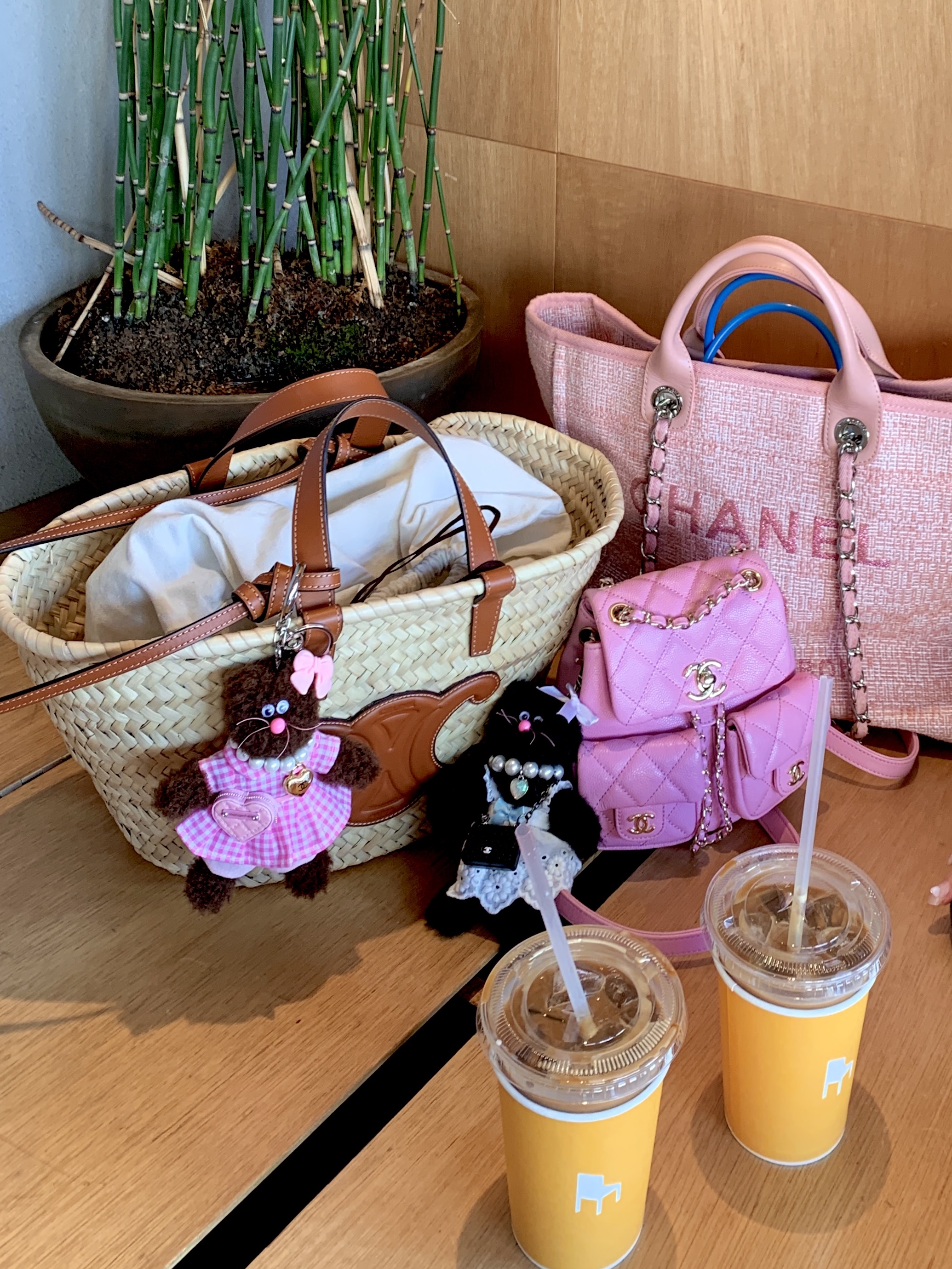 Celine Teen Classic Panier in Palm Leaves Calfskin Tan, Sanrio Hello Kitty Hula Kiss 4" Hawaii Series Plush 착용 스타일 - 2